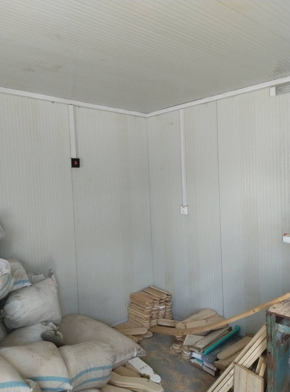 للبيع كرفان الطول 3 * 4 نضيف جدا الموقع ابو دشير خط النفط للاستفسار ***********
