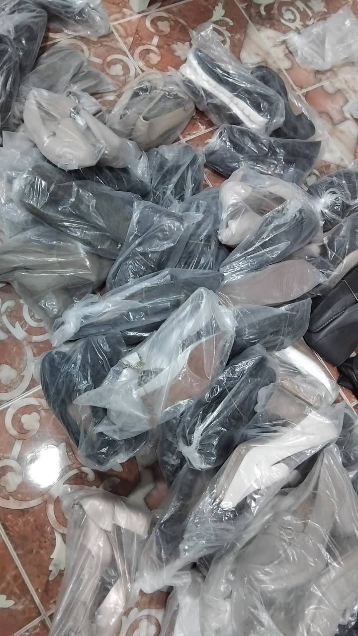 السلام عليكم
تصفيه محل احذيه نسائيه ١٥٠ قطعه مشكل 
للاستفسار ***********
