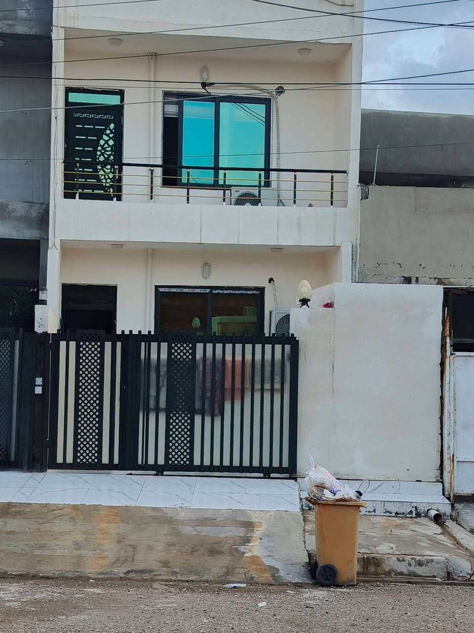 بيت للبيع المساحة ١٢٠ متر طابو طابق ونصف بناء جديد يتكون من غرفتين نوم واستقبال ومطبخ وهول وصحيات داخلي وخارجي العنوان كركوك حي النصر قرب جامع الفجر السعر مراسلة الصفحة
 للاستفسار الاتصال على الارقام التالية
***********
***********
