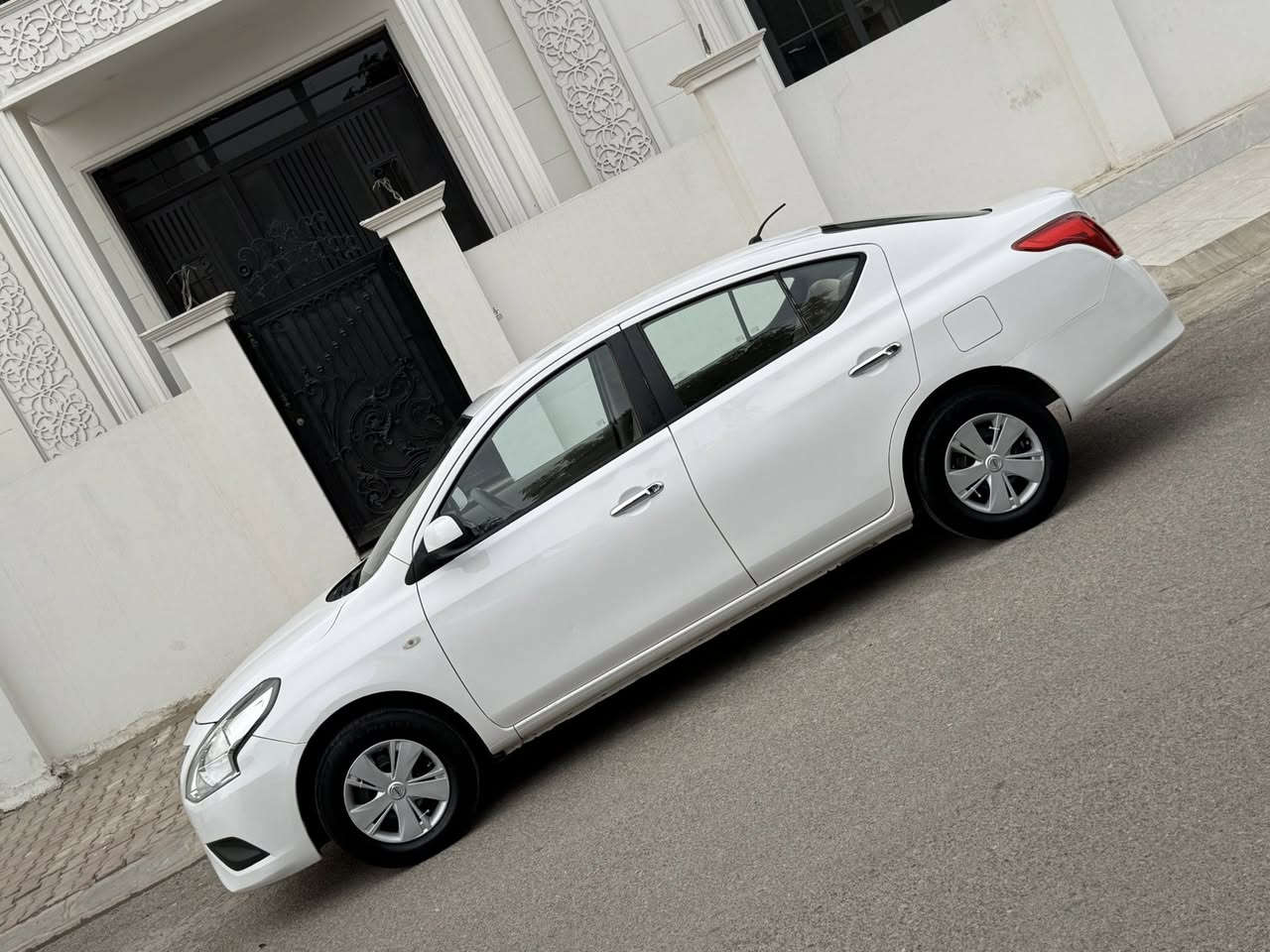 سيارة نيسان صني للبيع موديل 2016 
شرط كير محرك مامفتوحه صدر امامي خلفي جاهزها اربعه تايرات جددت تحويل مباشر بيها اربعه مكانات صبغ اثر شخوط بدون دواخل بدون تبديل سعر 92 
***********
