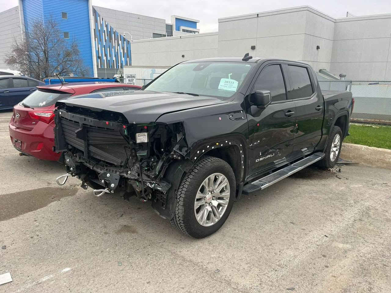 عندي هذا سيرا للبيع موديل ٢٠٢٤ مواصفات دينالي ضرر كما موضح ب صورة بسيط جدا ماشية ٣٠ الف كيلو رقم كاتي مكاني سليمانيه او كركوك
