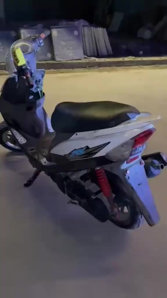 السلام عليكم 
دراجة ماكس عدلة للبيع 
مكينة ناعمة 
صالنصة اف ام  
العنوان ديالئ بهرز 
للاستفسار رقم او واتساب ممتواجد مازنجر 
الرقم ***********
