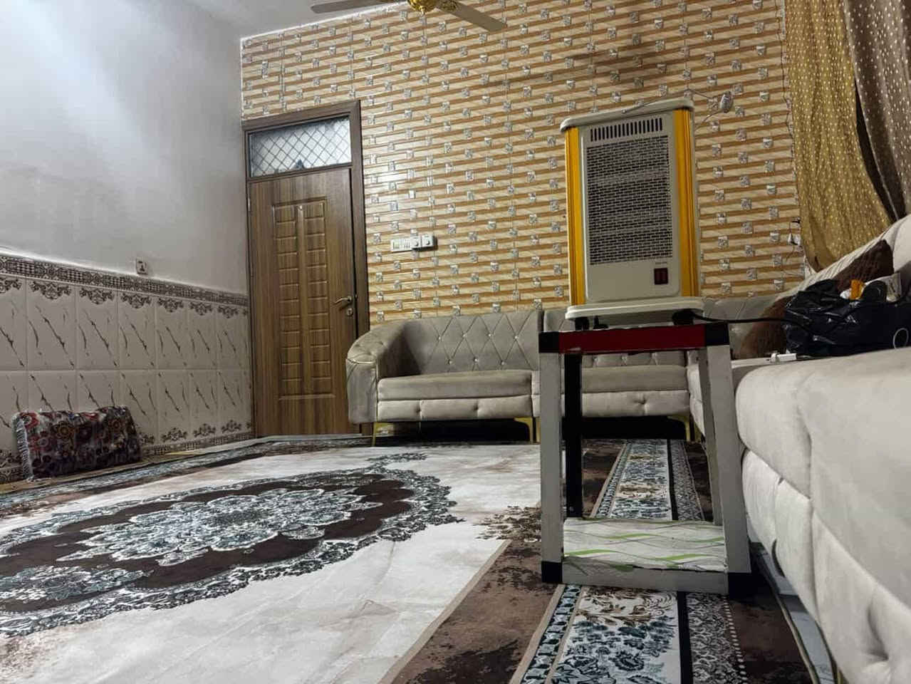 سلام عليكم دار للبيع مساحه 200 متر ركن طابوك جمهوري عنوان الحولي مال ابو مهدي المهندس عل حولي يتكون من كراج كبير وحديقه كبيره وستقبال وصاله وغرف عدد 2 وصحيات خارج والداخل وصاله فوك والصطح فرشي وملبوخ جاهز من كلشي تجي وتكعد بي كبل مفوض بل طابو عرض شارع 15 متر يبعد عن طريق زوار 80 متر التواصل (***********) (***********)
