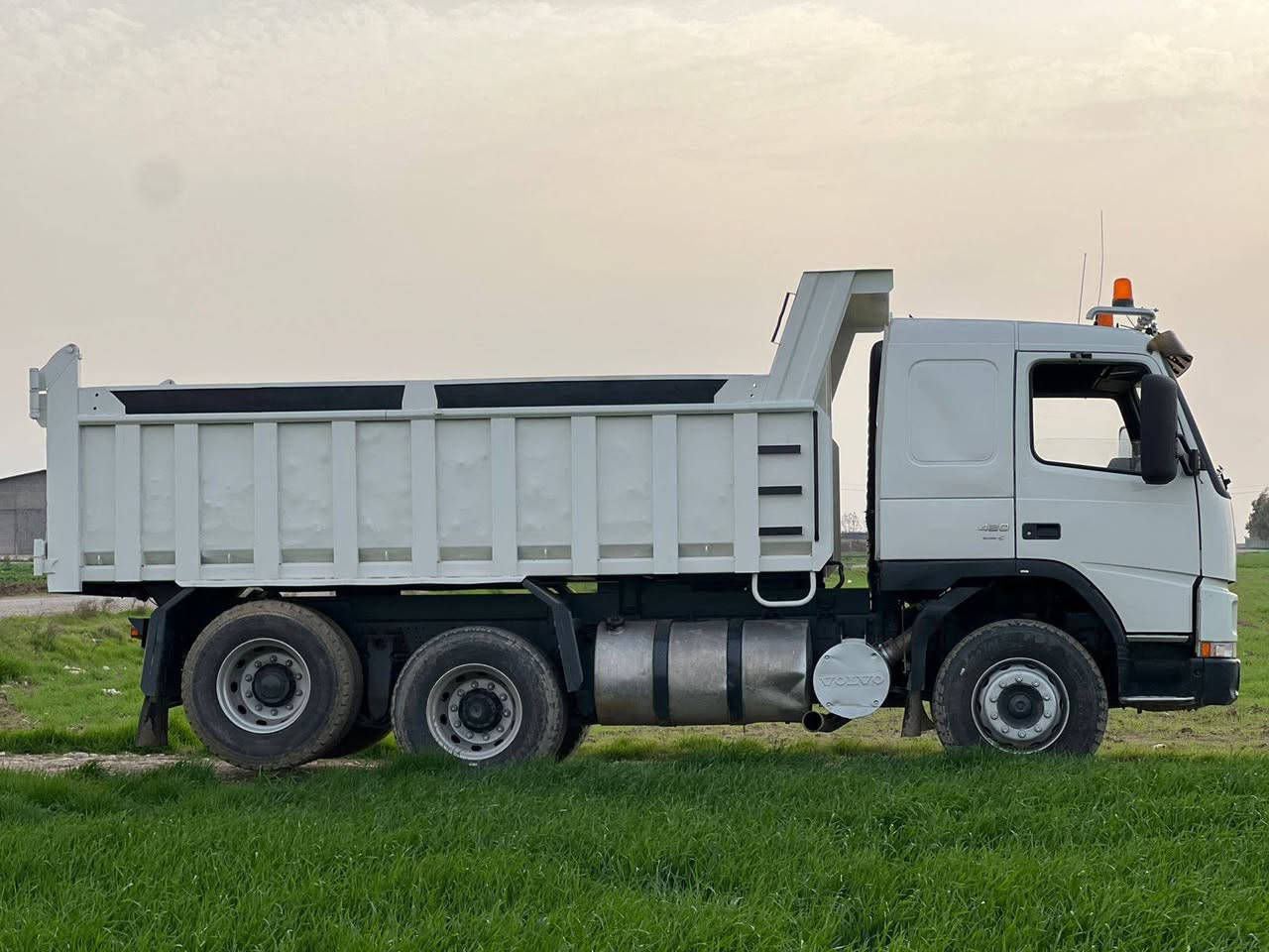 🚛 قلاب فولفو (Volvo) للبيع
الموديل: 2002
 الرقم: أربيل (تحويل مباشر)
 المحرك: 420
 الجير: 3*3
 الأكسل: بشرط
 الأنشاسي: طويل، سحل جوب، إسكاني بلادي
 المميزات الإضافية: حصة كاز شغال 100%
ملاحظة للمشتري: السيارة جاهزة للشغل والتحويل مباشر بدون أي معوقات
للتواصل و الاستفسار***********
***********
سعر(250)
