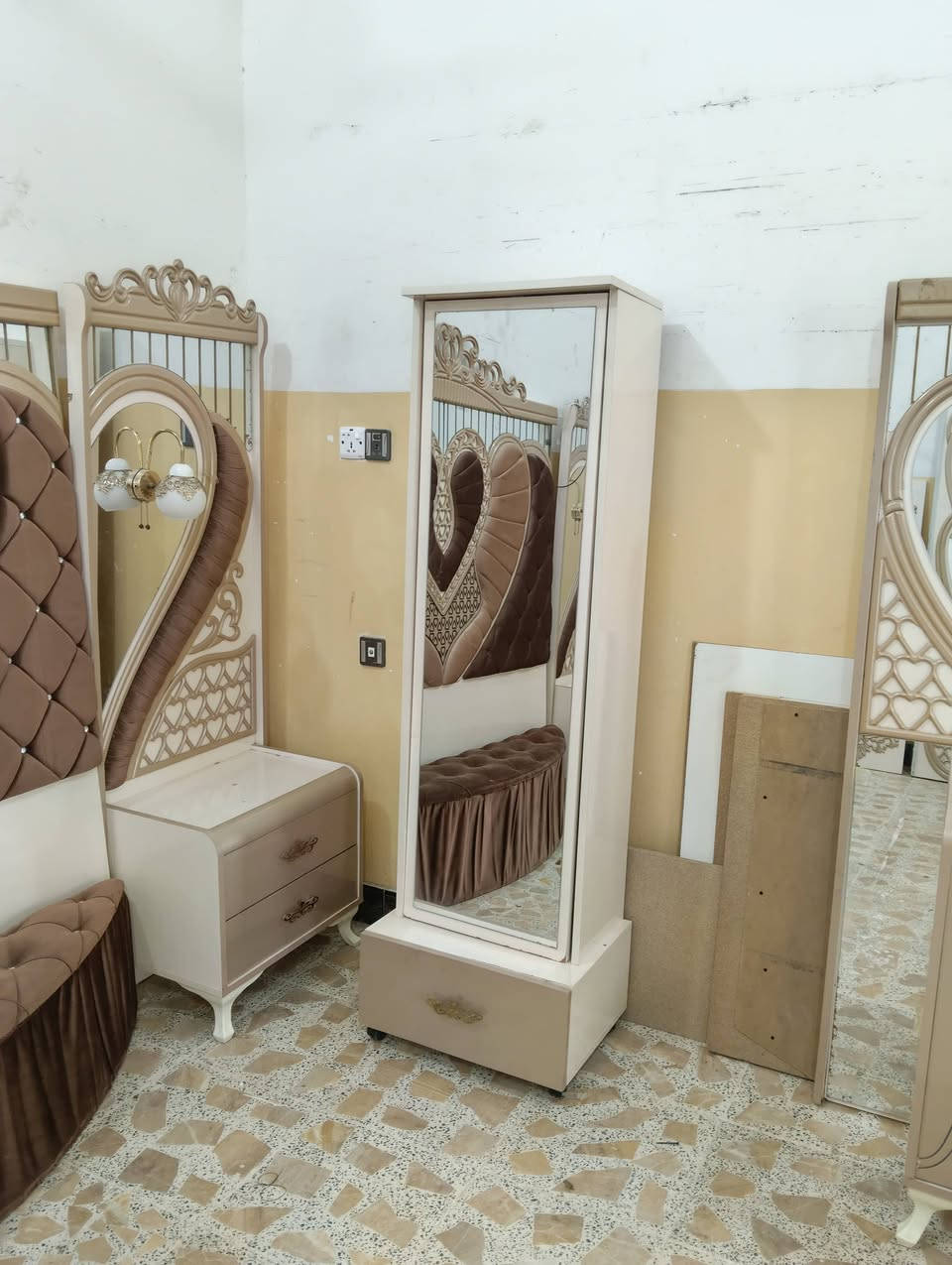غرفة تركيه نضيفه كلش ملكية 8 قطع صبغ حراري اصلي وبرقي جوي حديد وجام ليزري ولون مميز وخشب ثقيل السعر 600 وبيه مجال بسيط اتصال علا الرقم/***********/***********/ مكان فلوجه
