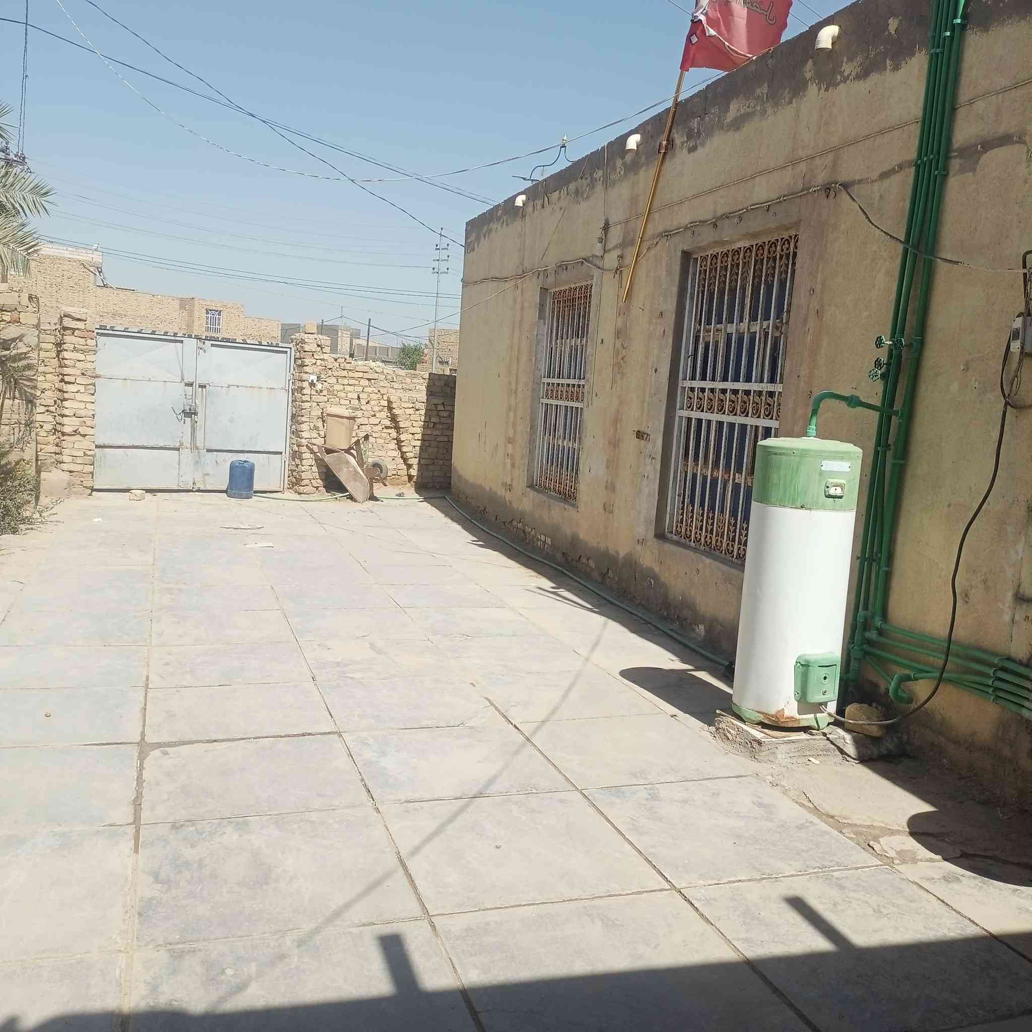 مكلف بنشر
بيت٣٠٠ متر في حي الزهراء طابو زراعي 
قرب جامع اهل البيت ع 
واجهه ١٠  نزال٣٠
فيه ٣ غرف ٥في ٤ وحده ٦في٤ وصاله ٩ في ٤
مطبخ ٤ب٣ 
براني طابوق ٨ ب٤ 
حمام داخلي 
ممر خلفي 
ممر جانبي 
حوش كبير 
يصير على شارع ٣٠ متر نص مبلط ونص لا 

للاستفسار ***********
