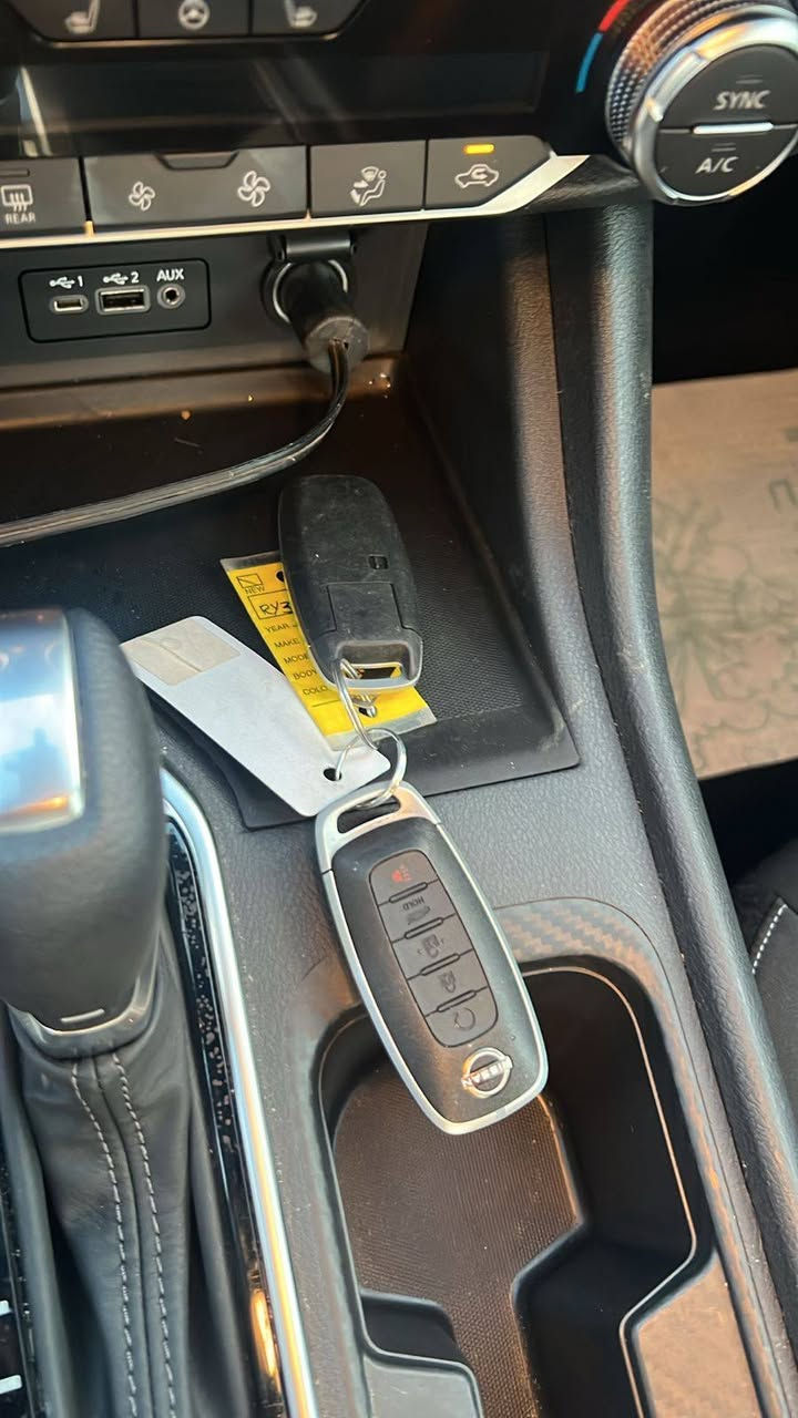 سلام عليكم سياره للبيع نيسان سنترا 2024 داخله كتاب شهداء بسمي بابل فول مواصفات سياره ماشيه 11ميل كفاله عامه من اي شي مكينه صبغ حداديه وتخم تاير تبريد شغال تتفئه شغال سياره جديده سعر 162وبيه مجال مكاني بابل القاسم رقم الهاتف ***********
