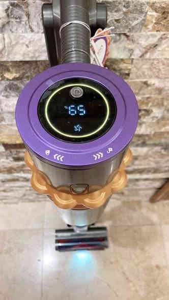 " مكنسة كهربائية لاسلكية قوية تتميز بشفط يصل إلى 45000 باسكال، وشاشة OLED تعمل باللمس، وعمر بطارية يصل إلى 65 دقيقة. وهي مجهزة بفرشاة أرضية على شكل V لمنع التشابك ورأس مرن بزاوية 270 درجة، بالإضافة إلى ممسحة مدمجة. تشتمل المكنسة على نظام فلترة HEPA قابل للغسل وقابل لإعادة الاستخدام، وعلبة غبار كبيرة بسعة 1.6 لتر،
السعر 60 الف 
للطلب والاستفسار ***********
توصيل كافة محافظات العراق
