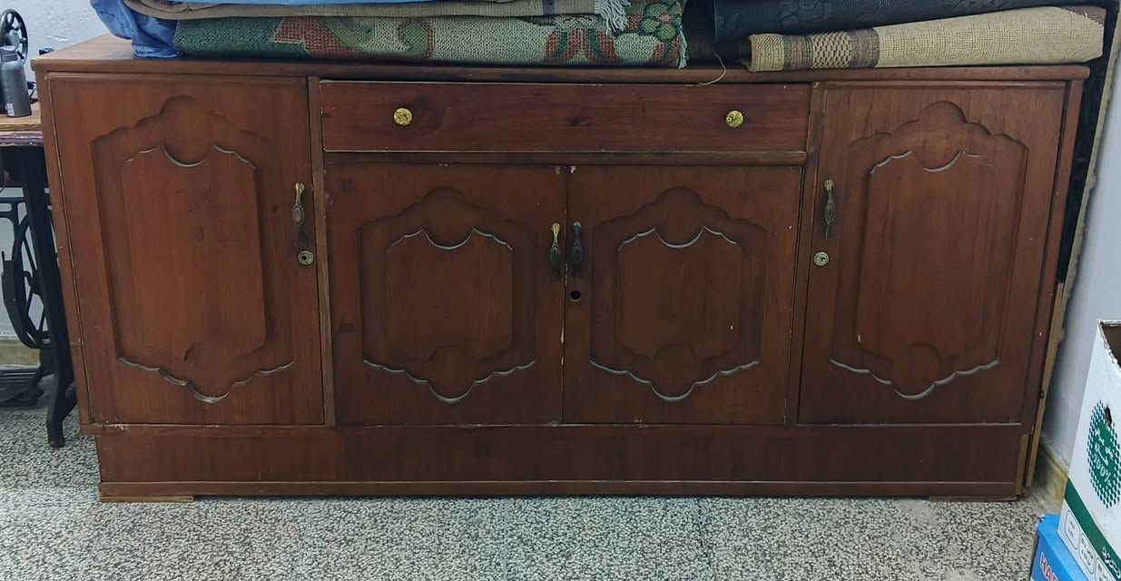 السلام عليكم عندي غراض بيت مستخدمات متكونات من 2 كناتير واحد ابو 5 طلاقات والثاني ابو 3 طلاقات + زاوية و 2 بوفيات وغساله / سعرهن كلهن 350 وبيهن مجال
العنوان: بغداد الأمين
الرقم: ***********
