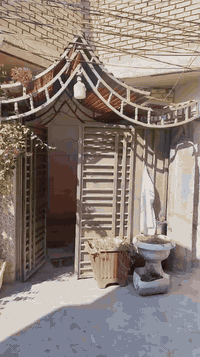 بيت للبيع بمساحة 100 متر سند منفرد 25 يحتوي على غرفتين نوم واستقبال وصاله وطارمه ومطبخ وصحيات داخلية وخارجية ومناور 2 خدمات كامله العنوان كربلاء  كنطرة السلام يبعد عن الشارع الرئيسي 80 متر وعن مركز المدينة كيلو السعر 80 مليون مع المجال للاستفسار اتصال ***********
