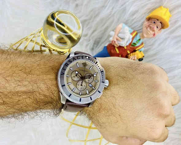 Versace البراند الشهير
ساعة رجالي جديد اصلي 
سير جلد قهوائي 
 مينا بيجي ذهبي 
 قطر 48 
 كرونوگراف
نافذة date 
 دبل تايم 
 سنتر ثواني منفصل 
 زجاج زفير 
 ستانلس ستيل بالكامل 
 ضد الماء 
 السعر تواصل على الخاص او على الواتساب على الرقم / ***********
ملاحظة / يوجد توصيل لكافة محافظات العراق
