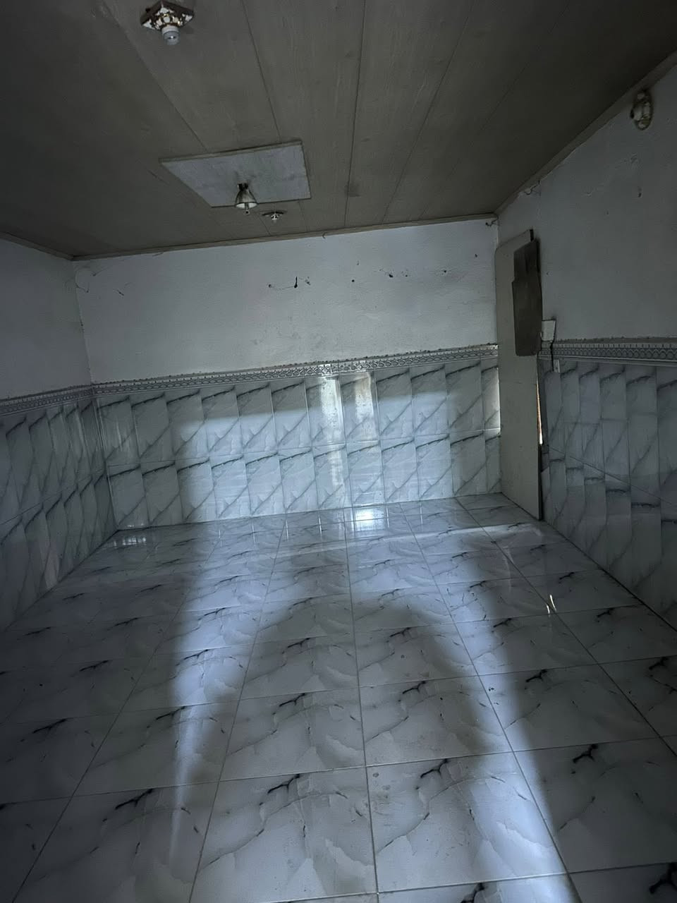 مشتمل ارضي متكون غرفتين +مطبخ كبير+صحيات+ديكورات وسيراميك نضيف العنوان مدخل7نيسان خلف المرور الهاتف ***********
