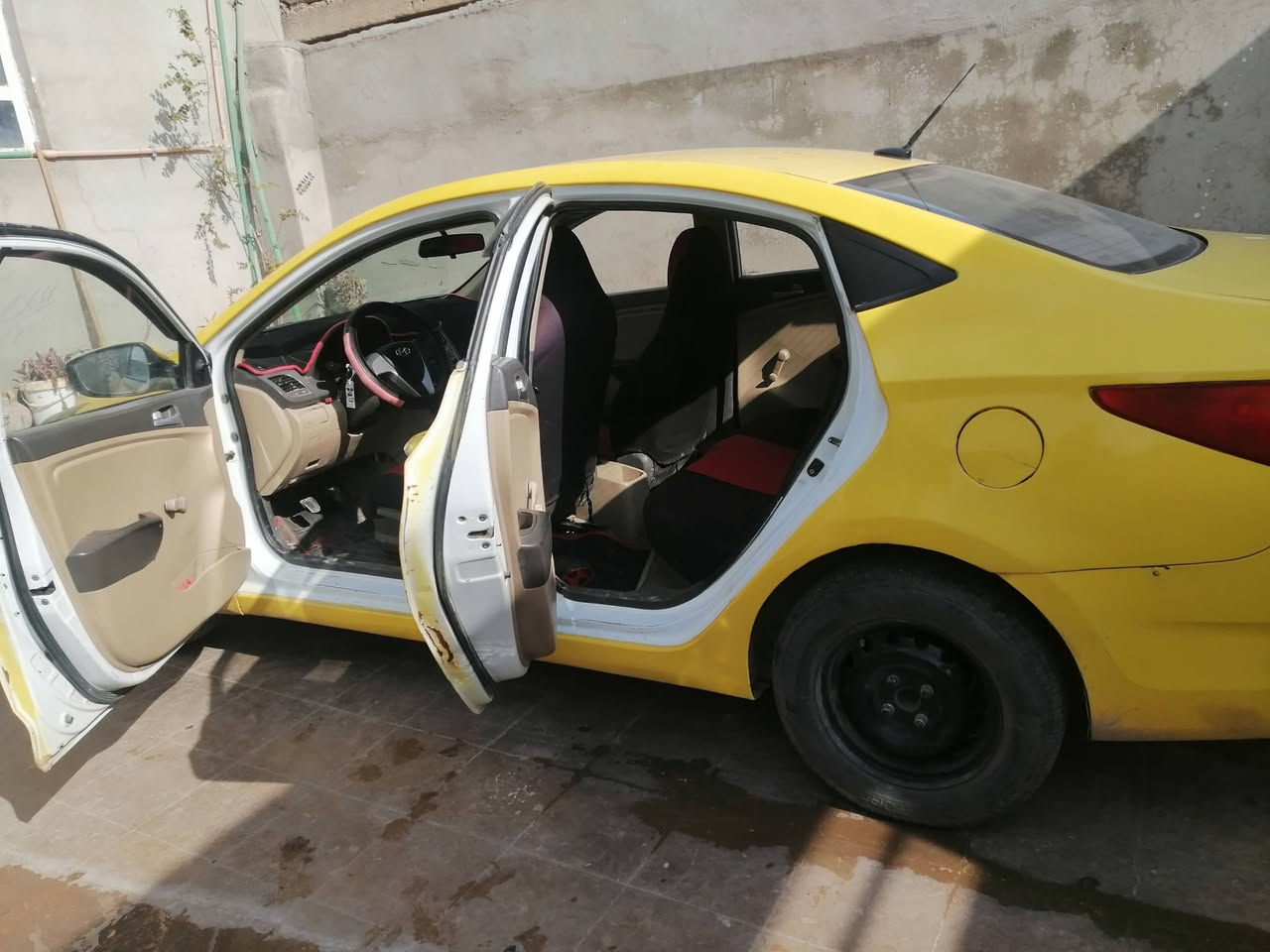 اكسنت مضلع موديل ٢٠١١ كير عادي محرك ١٦٠٠ محرك والكير شرط السعر ٨٠ ورقة الاتصال ***********
