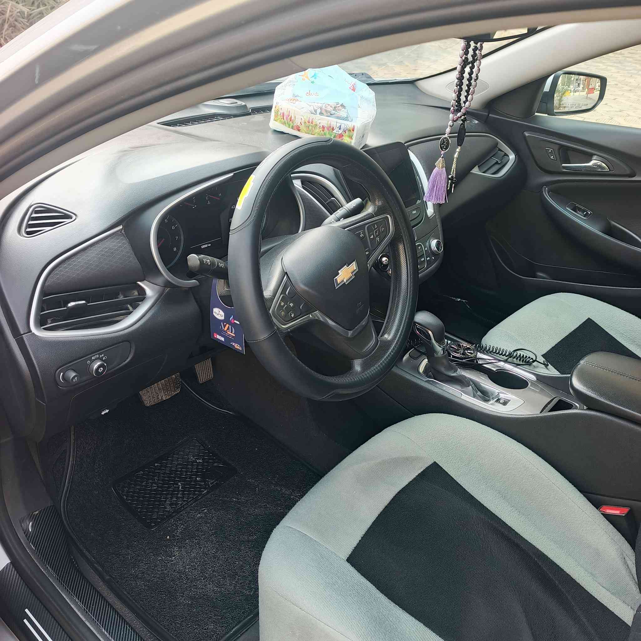 للبيع شيفروليه ماليبو 2022 - فئة LT  - لون رصاصي 1500 تيربو
"السيارة بحالة ممتازة خالية تماماً من الصبغ ، وارد أمريكي نظيف جداً، تحويل مباشر وفوري."
المواصفات الرئيسية:
النوع: شيفروليه ماليبو - Chevrolet Malibu
الموديل: 2022
الفئة: LT (عالية المواصفات)
اللون: رصاصي (Gray)
الحالة: ممتازة جداً، نظيفة من الداخل والخارج.

ناقل الحركة (الجير): أوتوماتيكي.
الميزات والتجهيزات 
بصمة تشغيل (Push Start).
تشغيل عن بعد (Remote Start).                             
فتح بوب وصندوق بصمة -مانع انزلاق - تحكمات استيرن - سايد بريك بصمة ـ تحكم مري جانبي كهربائي،
نظام إطفاء ذاتي تقليل  وقود - تثبيت سرعة
كاميرا خلفية عالية الوضوح.
كراسي كهربائية (تحكم كهربائي بمقعد السائق )
تدفئة مقاعد أمامية.
نظام تكييف مناخي أوتوماتيكي (تبريد قطعتين - أمامي وخلفي).
جنوط (ويلات) قياس 17 إنش (الألمنيوم الأصلي).
أضواء نهارية LED.
نظام ترفيه متكامل بشاشة لمس تدعم Apple CarPlay / Android Auto./////📸 صور الحادث  موجودة، جيكها وشوف  وحادثها بسيط جدًا
كلشي واضح بالصور وبدون أي مخفية.     
🔥 سيارة فخمة وتخبل، مناسبة للجادّ و الجناية واللي يريد سيارة جديدة  يعتمد عليها.

الرقم: رقم بغداد  (تحويل مباشر وفوري باسمي المشتري) السيارة مكفولة من لغود وشواصي وكلهة على وضع الشركة حتى مي الراديتر بعدة شركة تجي واشوف وتدلل
السعر المطلوب:  130$
يوجد مجال بسيط 
المكان: بغداد 
للاستفسار: ***********
