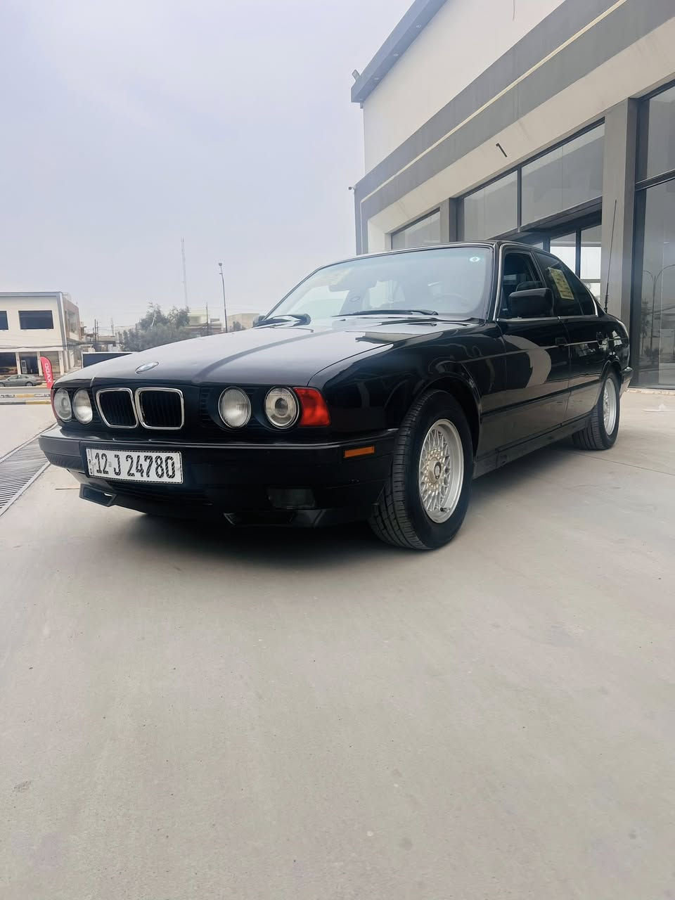 البيع بي ام 520 كير عادي مكينه كبس بي 3 قطع صبغ داخل صاج داخل جلد 4 جامات كهرب بجم عريض طخم ويل جديد طخم تواير جديد  لايت زينون ارقام جديد انكليزي  وبسمي السياره 
***********
*********** مكان السياره موصل كراج الشمال
