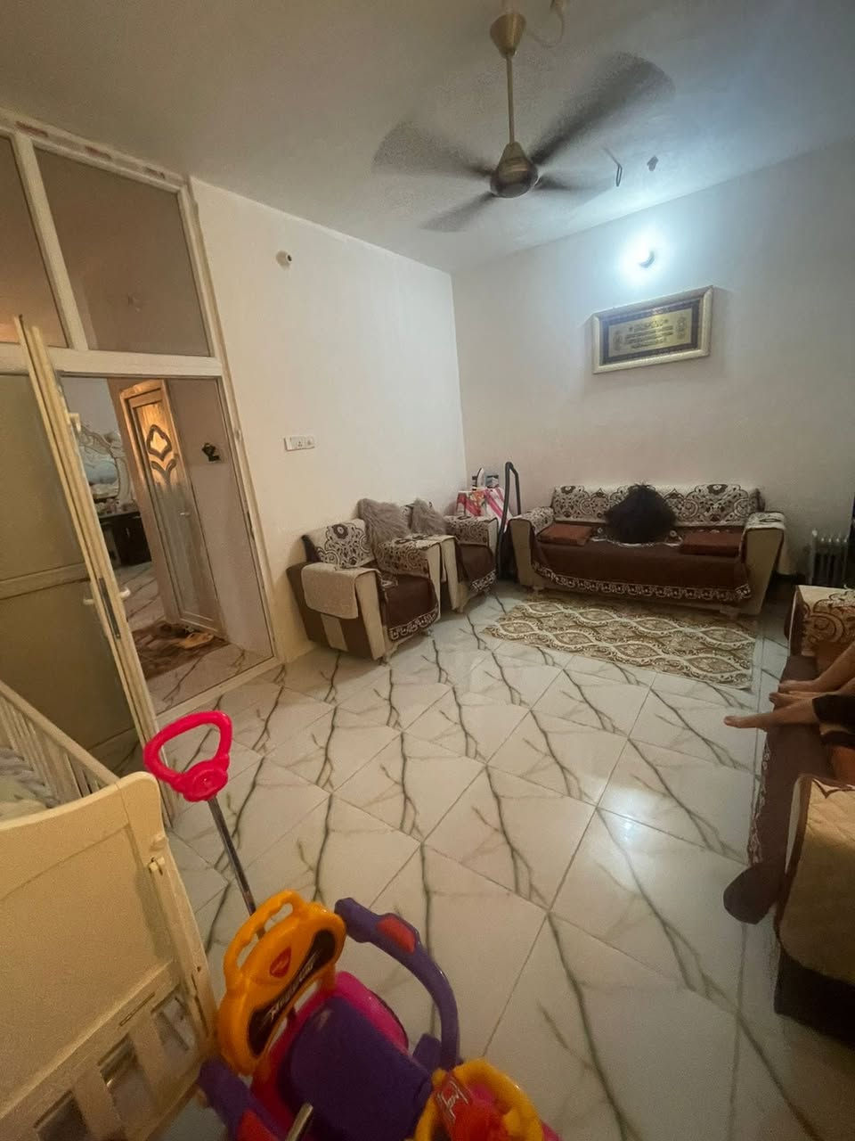 دار للبيع ..  كربلاء شارع البوبيات قرب حي المرتضى
المساحة 500 م
مساحة البناء 160 م
طابقين .. 
الطابق الاول غرفتين
 وصالة ٥ × ٥ و مطبخ حار وبارد ٤ × ٥  
و صحيات عدد ٢
و استقبال كبير ٤.٥ × ٩ 
مع صحياته  .. 
الطابق الثاني صاله مع 
٣ سويتات كبيرة ٤ × ٨  و ٤ × ١٠ و ٤ × ٧ 
باقي المساحة ساحة أمامية  كبيرة 
مع ترك خلف المنزل أيضاً .
للاستفسار أكثر الإتصال بالأرقام 
***********
***********
او زيارتنا للمكتب طريق البوبيات رقم العامود ٧٨
