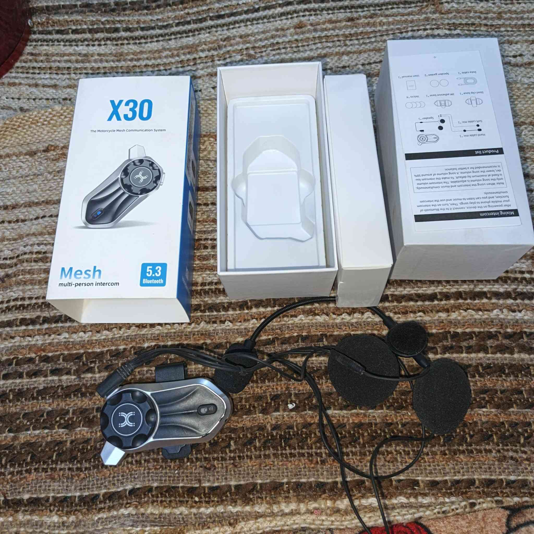 سلام عليكم شباب سمعات  خوذه  السمعات شتريتهن قبل يوم  وثاني يوم سويت حادث   وبطلت من الدليفري سمعات معروضات للبيع سعر 30 الف قفل لئن اني اخذتهن من الماني ب50الف رقم *********** تصل ذا محصلتني رسلني وتساب
