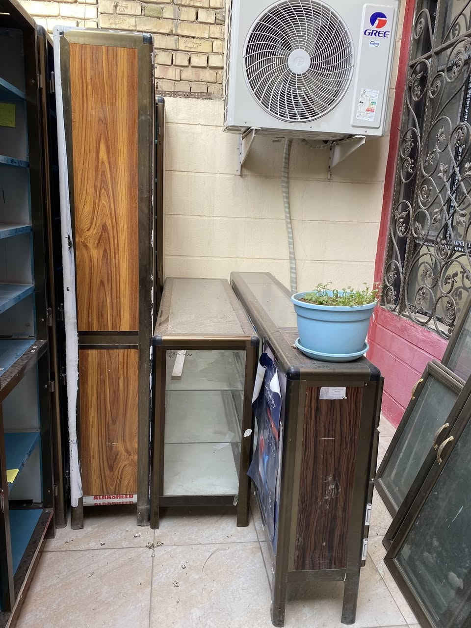 رفوف اللمنيوم للبيع مع عوارض الجام خانه عدد الرفوف خمسة طول الرف مترين و العرض متر و 10سم مع كامل الابواب 
للاستفسار ***********
المكان بغداد الكرخ
