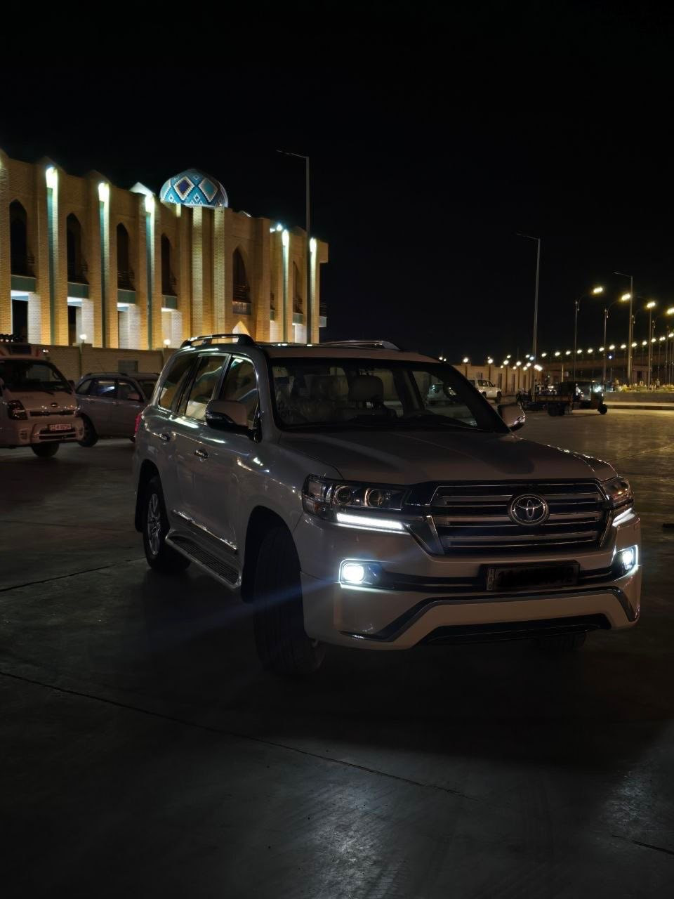 نوع السيارة:- لاندكروزر 
الفئة:- GX.R
المحرك:- V6
سعة المحرك:- 4000
لون:- ابيض
الممشى:- 208Km ملاحظة (الي يكول ماشيه هواي الممشى حقيقي هيج موديلات يصفرهون و يعرضوهن اما هاي السيارة حقيقي 100‎%‎)
تشغيل عن بعد
 حساسات 
السيارة بريم اصل
السعر 45،000$ يعني أربع شدات و خمسين ورقه 
ملاحظة (السيارة تجي و تشوفها و تسوي سونار لا اكلك مكفولة ولا اكلك مضروبه ولا اكلك بيها قطعه السونار يحكم )
للاستفسارات الرقم:-***********
