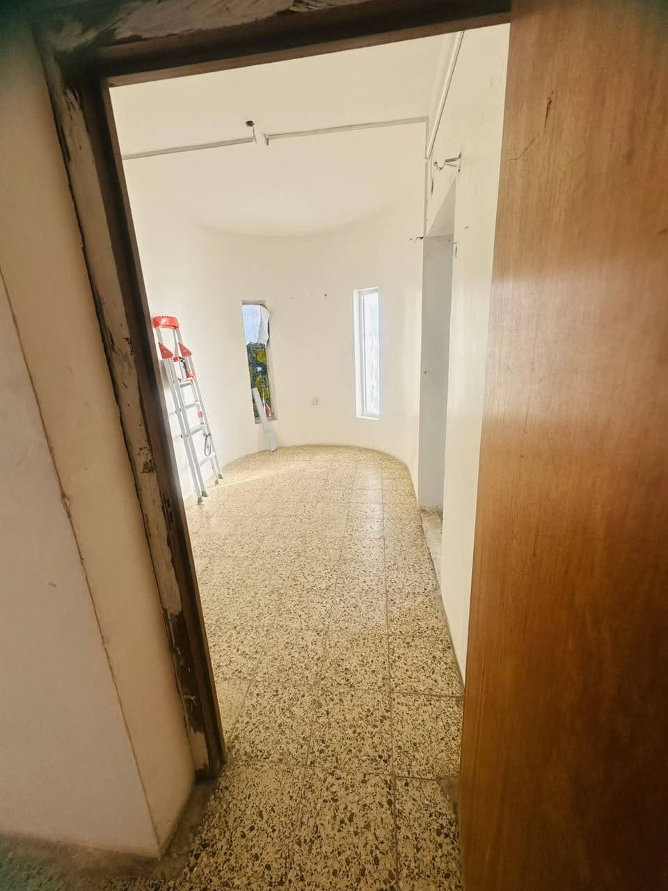 🏠 طابق أول
📐 المساحة: 300 متر

يتكون من:
 • غرفتين نوم
 • صالة
 • مطبخ
 • حولي
 • سطح

💰 بدل الإيجار: 700 ألف دينار

📞 للاستفسار:
***********
***********

📍 أو مراجعة مكتب البيت الملكي للاستثمار العقاري
السيدية – مقابل جامع شاكر عبود
