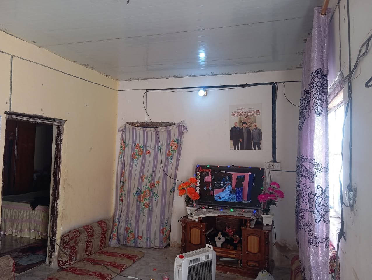 سلام عليكم بيت تجاوز بالتظحيه مساحة البيت 150واقع حال بي وصل تمليك بي غرفه وصاله ومطبخ وحمام داخلي الأرضية سيراميك الجدار بياض كهرباء خطين ماي سيح بي بعد فضله تابعه اله سعره 10وبي مجال بصيط ‏تواصل واتساب‪***********‬‏

