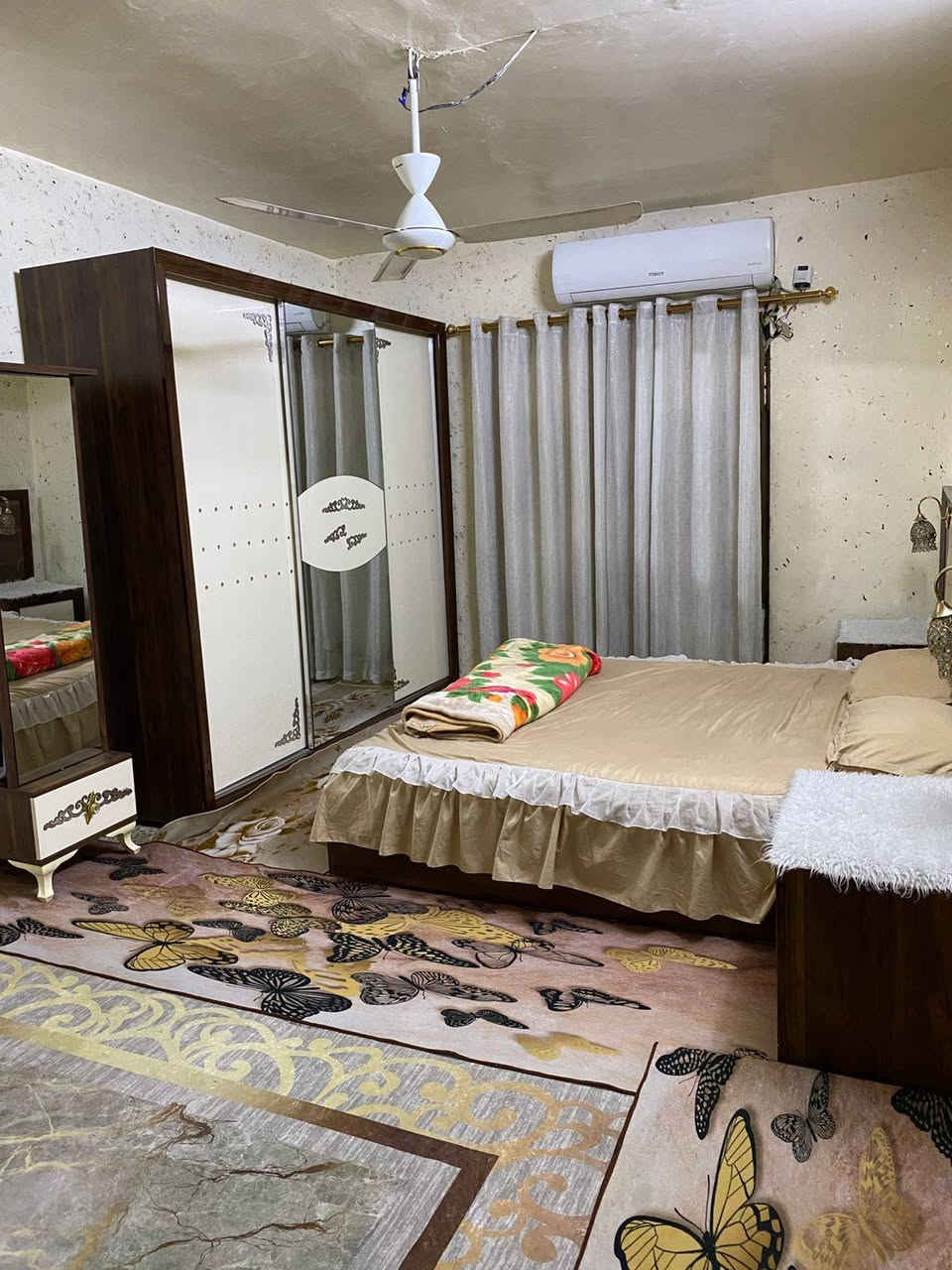 السلام عليكم
نص قطعة «(63)» متر
 في قطاع(61)طابقين ونص 
تحتوي على 3 غرف +مرافق صحية 3 +مطبخ حار+ مطبخ بارد 
للأستفسار /*********** / ***********
