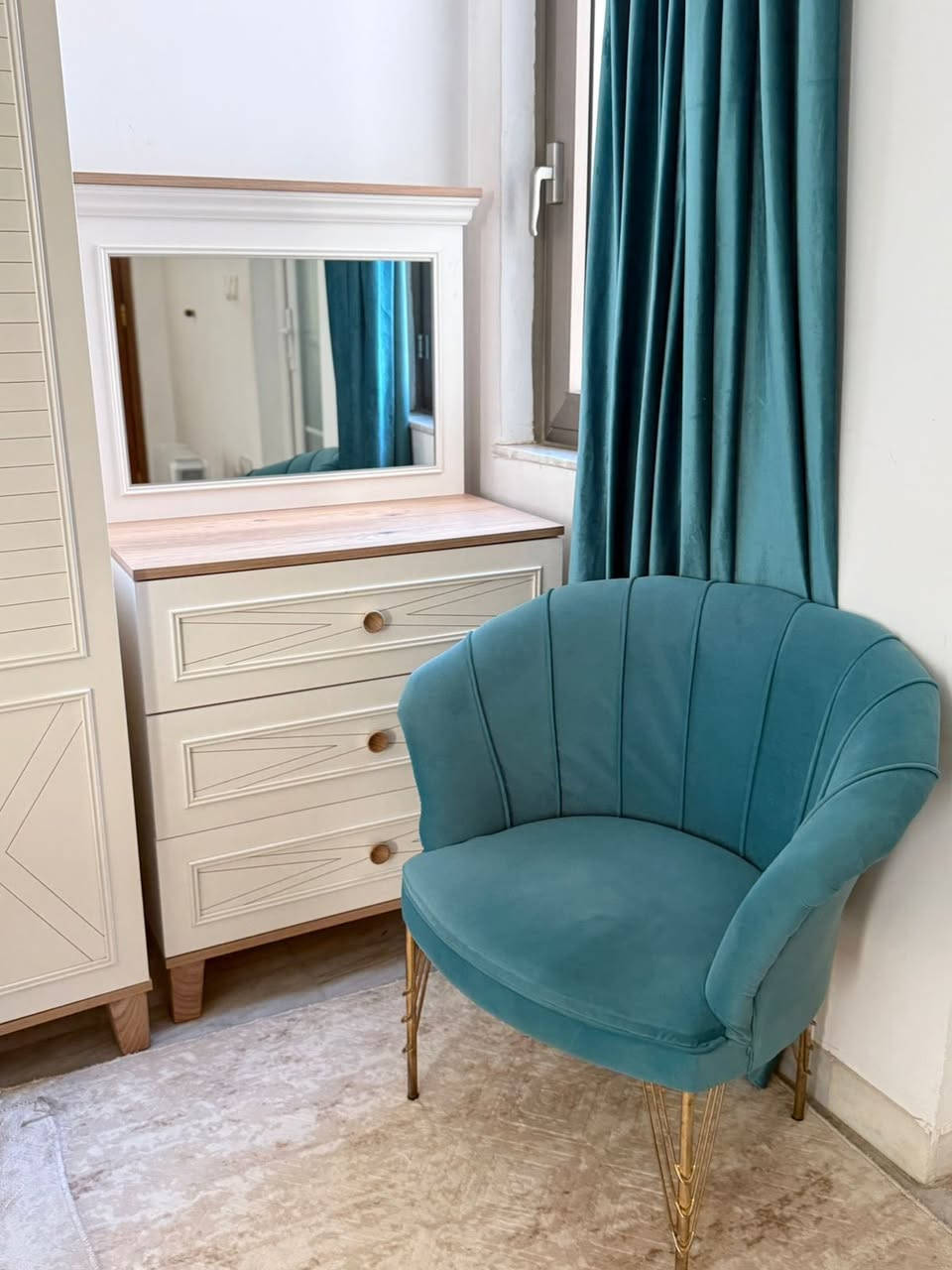 السلام عليكم 
غرفه نومم كامله الملحقات الي موجوده بالصور 
مع كراسي عدد 2 مع سرير عدد2 
كنتور عدد 2 
ميز تواليت عدد 2 
مكتب واحد 
ميز تيبلام عدد 2 
الخشب ميلامين درجه اولى 
الغرفه مستعمله شهر ونضيفه مثل مواضح بل فيدو والصور 
عنوان : الكاظميه خلف مستشفى الامامين الكاظمين التعليمي 
رقم الهاتف للوتواصل : *********** واتساب 
السعر :مليون و 900 الف وبيهه مجال بصيط
