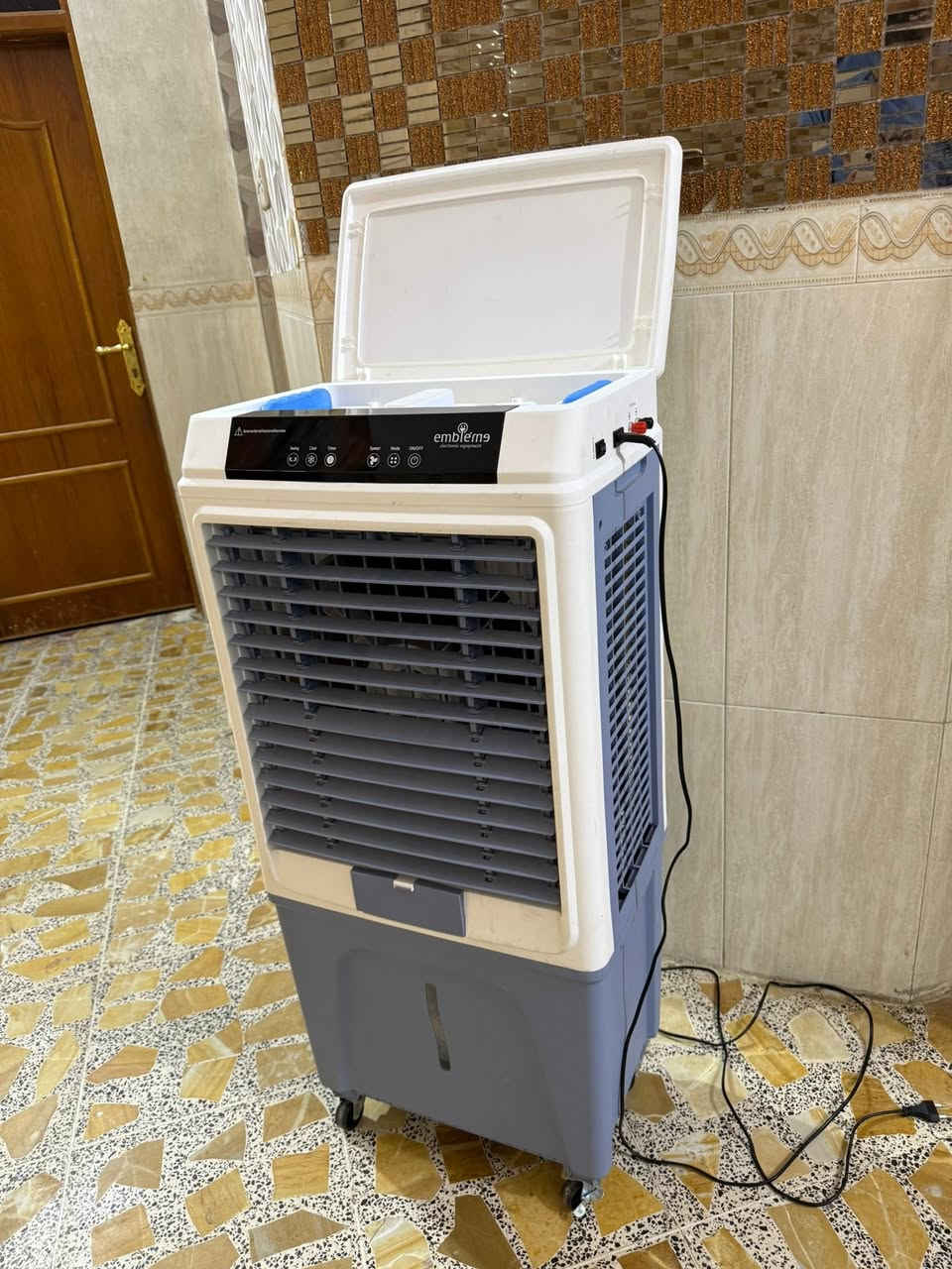 المبردة مستخدمة استخدام قليل
▫️ حلفات سللوز مانعة للرطوبة ومنقية للهواء ✅

 ▫️تصميم حديث وامن هيكل خارجي من البلاستيك القوي

▫️تعمل علي الشحن والكهرباء

▫️شاشه الكترونية للتشغيل  والايقاف و التحكم بالسرعة . الموقت ، و تحريك المراوح 

▫️12 مستوى للسرعة مع 12 مستوى للمؤقت

▫️بطاريه تدوم من 3 الى 10 ساعات حسب السرعة

▫️اربع اكياس من البلاستيك القوي للتبريد

▫️أربع عجلات للتحريك الجهاز بسهولة من المعدن المقاوم للصدا 

▫️بطارية :  ليثيوم 

▫️ابعاد : ارتفاع 110 / عرض  50 سم 

للحجز والأستفسار مراسلتنا 📩 📨 

***********⁨

 العنوان / الفلوجة - حي المعلمين الثانية

السعر 170 الف
