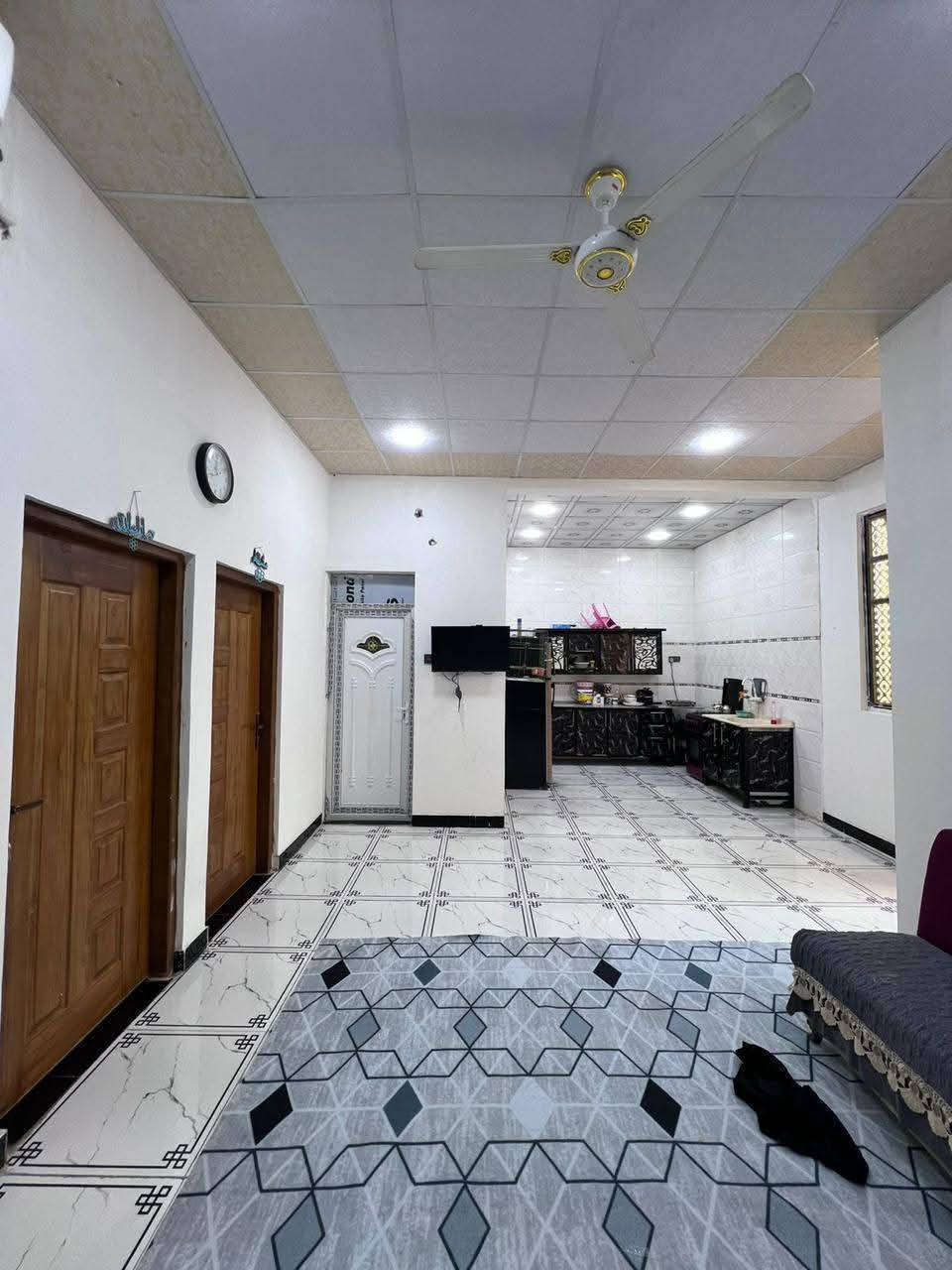 بيت للبيع بناء حديث طابو صرف زراعي أصولي سند 25 وكاله ونسخه من الطابو  البيت مساحه 135 مربع البيت ركن يحتوي على غرفتين نوم كبار 5في4 صاله كبيره 11 في 5 مطبخ تركي مفتوح عل صاله ستقبال 6 في 4 صحيات خارجيه وداخليه  + منور  البيت كله سحب معجون جوتن  المجاري عل نهر. الصطح مصلط ومضروب ماده روفت  البناء نص طابوك ونص بلوك السعر 78 العنوان حمدان قرب جامع التقوى ***********
