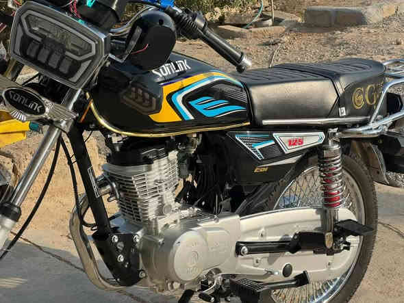 اسلام عليكم دراجه للبيع 2025
سونلنك بدون سلف 5گير 
موديل 2025
وزن ثقيل 
صارلو شهرين مشدود 
شرط من التاير للتاير 
منفيس موجود 
سويجات ثنين 
السعر 750 وبي مجال قليل 
***********
