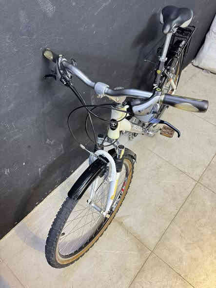 السلام عليكم خواتي عندي هذي ماركة (MERIDA)  غني عن التعريف حجم 26 جبلي قياس M فاصله الترحال بس جبلي دبل امامي معدنه المنيوم نظافة 95 سستم شيمانو التوس 3/7 رقبه متحركة سعره 230 الف وبي مجال *********** وتساب وخاص مفتوحين عنواني موصل معرض الفهد للدراجات تتوفر خدمة توصيل لجميع محافظات العراق وتحياتي
