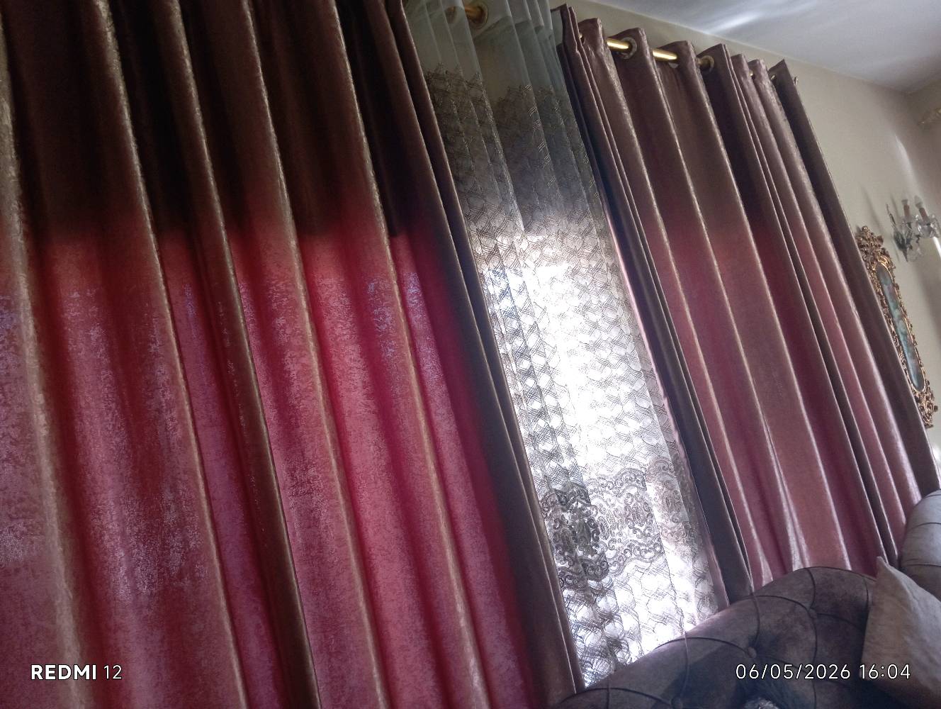 غرفة استقبال كاملة طخم وزوالي ٢ كبار وبردات شبابيك ثنين ٣ متر كل شباك وطبلات سيتلت ثنين