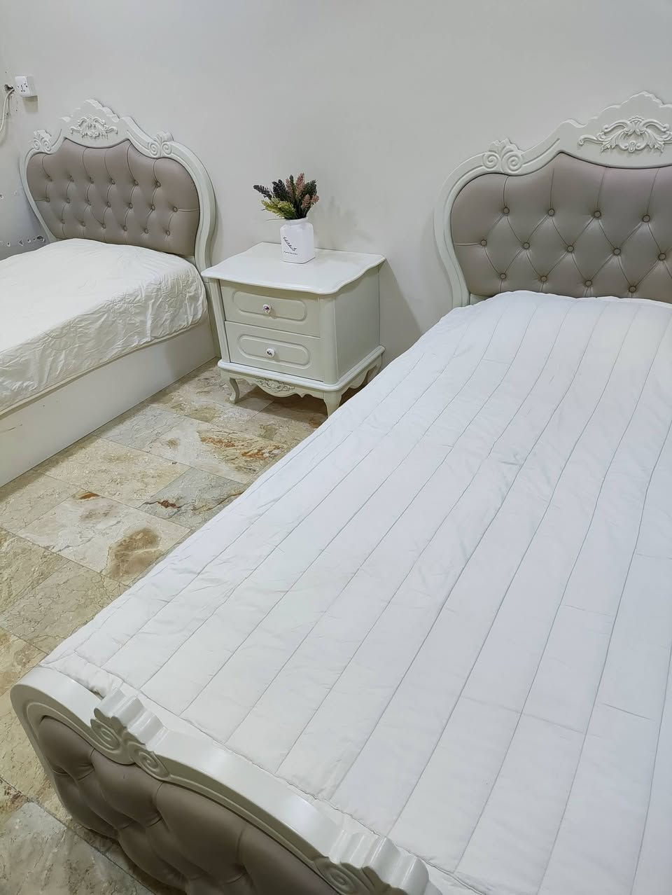 السلام عليكم.. غرفة نوم للبيع تركي زان أصلي مودرن شحن خاص من تركيا كنتور ٤ أبواب سرير عدد ٢ مخزني عريض ميز تواليت وملحقاته غرفة نظيفة جداً استخدام قليل من شركة القند (السعر مليون) وصل الشراء من الشركة ٢ مليون و٣٠٠ سبب البيع تحويل الى مكان أخر مكاني بغداد للأتصال (*********** ) والسلام عليكم ورحمة الله وبركاته.
