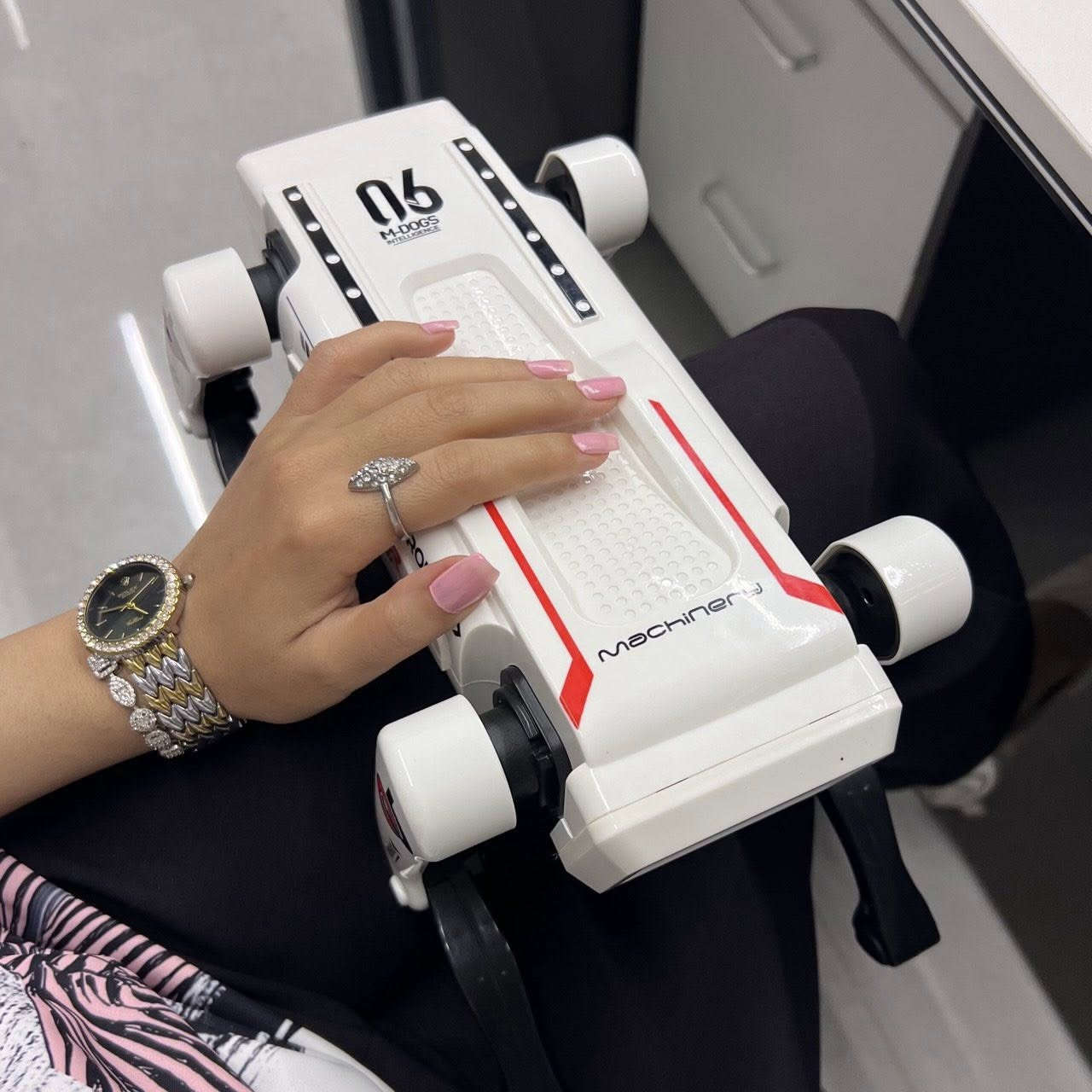 روبوت الكلب الذكي AI ROBOT – تحكم عن بُعد 2.4GHz مع أوامر صوتية
روبوت كلب تفاعلي يعمل بالتحكم عن بُعد بتقنية 2.4GHz، مصمم للحركة واللعب وتنفيذ أوامر متعددة مع إضاءة وموسيقى.

 • يعمل بتحكم عن بُعد بتردد 2.4GHz لسهولة التحكم بالحركات.
 
• يدعم الأوامر الصوتية (Voice Control) والتفاعل المباشر.
 
• مزود بخاصية البرمجة لتنفيذ الحركات حسب تسلسل الأوامر.
 
• حركات متعددة مثل: التقدم للأمام، الالتفاف، الجلوس، النهوض، والانحناء.
 
• يحتوي على موسيقى، رقصات ديناميكية، وإضاءة جذابة.
 
• يدعم وضع الدورية التلقائية (Auto Patrol) ووضع الاستعراض (Stunt).

 • ريموت كنترول 2.4GHz
 • تحكم صوتي
 • الفئة العمرية: 8 سنوات فأكثر
 • الروبوت: بطارية ليثيوم قابلة لإعادة الشحن 3.7V 
 • الريموت: 2 × بطارية AA 1.5V

الملحقات:
 • جهاز تحكم عن بُعد
 • بطارية ليثيوم قابلة لإعادة الشحن 3.7V
 • كابل شحن https://rolemall.com/?strung=4tzKA92gootquality12347


**إذا كنت صاحب هذا الإعلان وتريد حذفه لأي سبب، رجاءا أرسل رسالة إلى الدعم الفني**