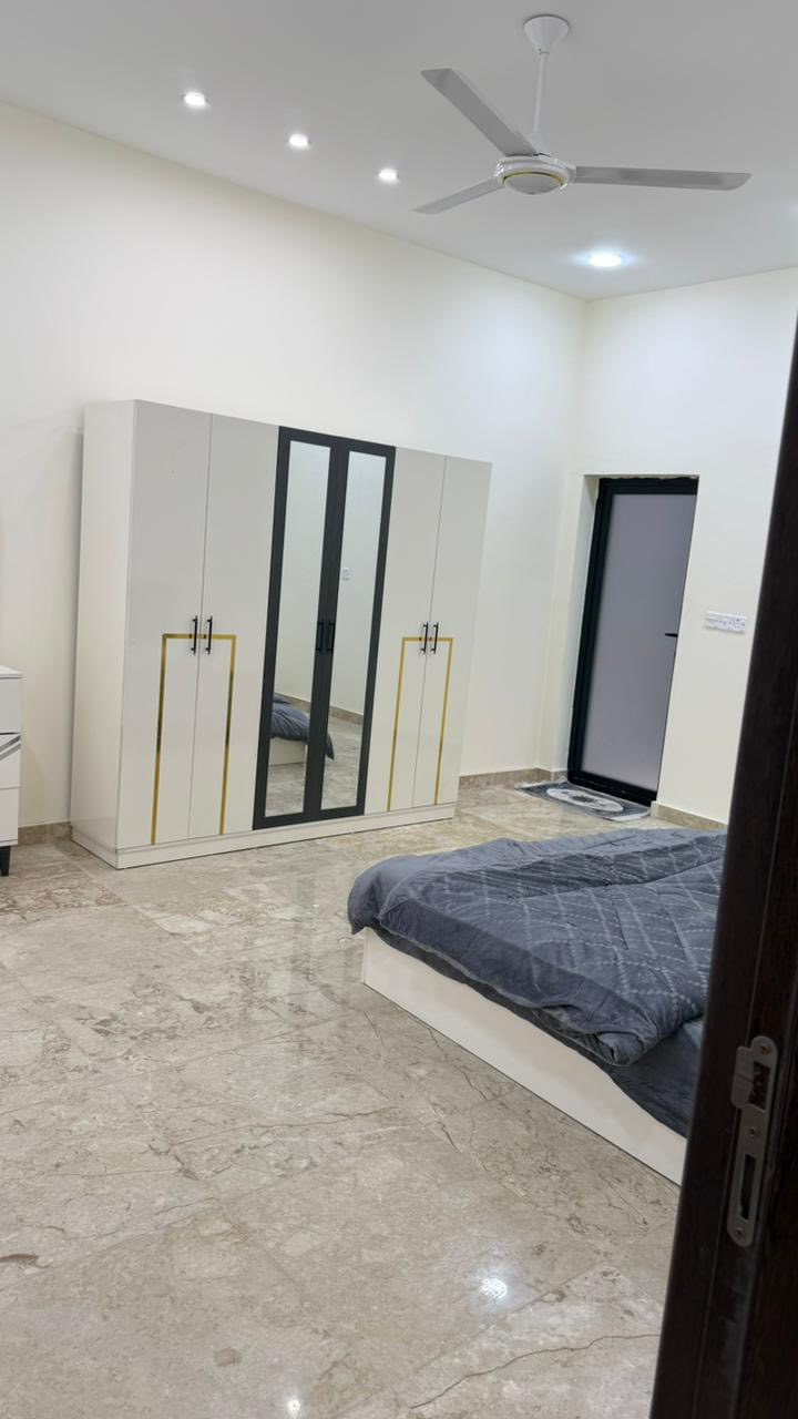 🌿 مزرعة مميزة للبيع 🌿  

📍 الموقع: الدورة – البوعيثة / عرب جبور (مجمع الزمرد)  

مزرعة بموقع هادئ ومخدوم بالكامل، بمساحة 1000 متر مربع وواجهة 20 متر (نزال)، توفر خصوصية عالية ومناسبة للسكن أو الاستثمار.  

🏡 التفاصيل:  
تحتوي على غرفتي نوم مريحة، صالة واسعة، مطبخ، ودورة مياه، بالإضافة إلى كعدة داخلية وخارجية مثالية للجلسات العائلية 🌙✨  

🏊‍♂️ مزايا إضافية:  
مسبح + حديقة جميلة (بارك فيو) تضيف أجواء راقية وراحة تامة 🌳  

⚡ الخدمات:  
كافة الخدمات متوفرة والمزرعة جاهزة مباشرة  

📞 للتواصل والاستفسار:  
***********  
الجبوري للعقار  

✨ فرصة مميزة بسعر مناسب
