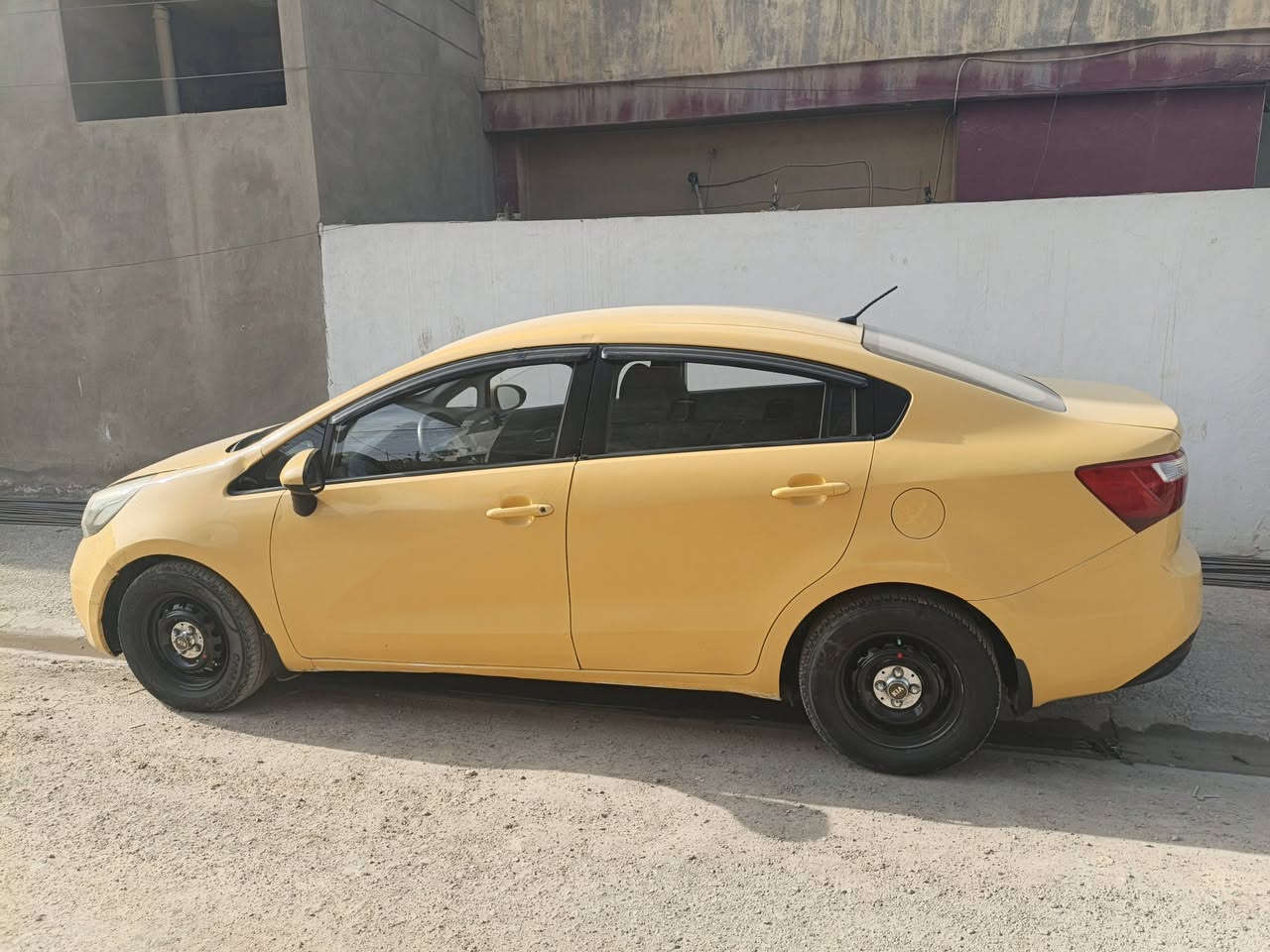 السلام عليكم
كيا ريو 2012 خليجي بدون حادث 
محرك دوش 1600
السعر 83 وبيه مجال 
العنوان بغداد المشتل 
الرقم ***********
