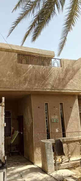 دار للبيع مساحة 300متر حي الرئاسة العبيدي خلف أسواق عقيل الجملة يحتوي الدار على استقبال 3غرف وصالة وصحيات عدد 2 مع حديقة تحتوي على نخل البيت ورثة والورثة متفقين على البيع وكل اجرأت ألبيع جاهزة ملاحظة الدار ملك صرف كراج كبير يتسع إلى 2سيارة للاستفسار اكثر اتصل على رقم الهاتف ***********
