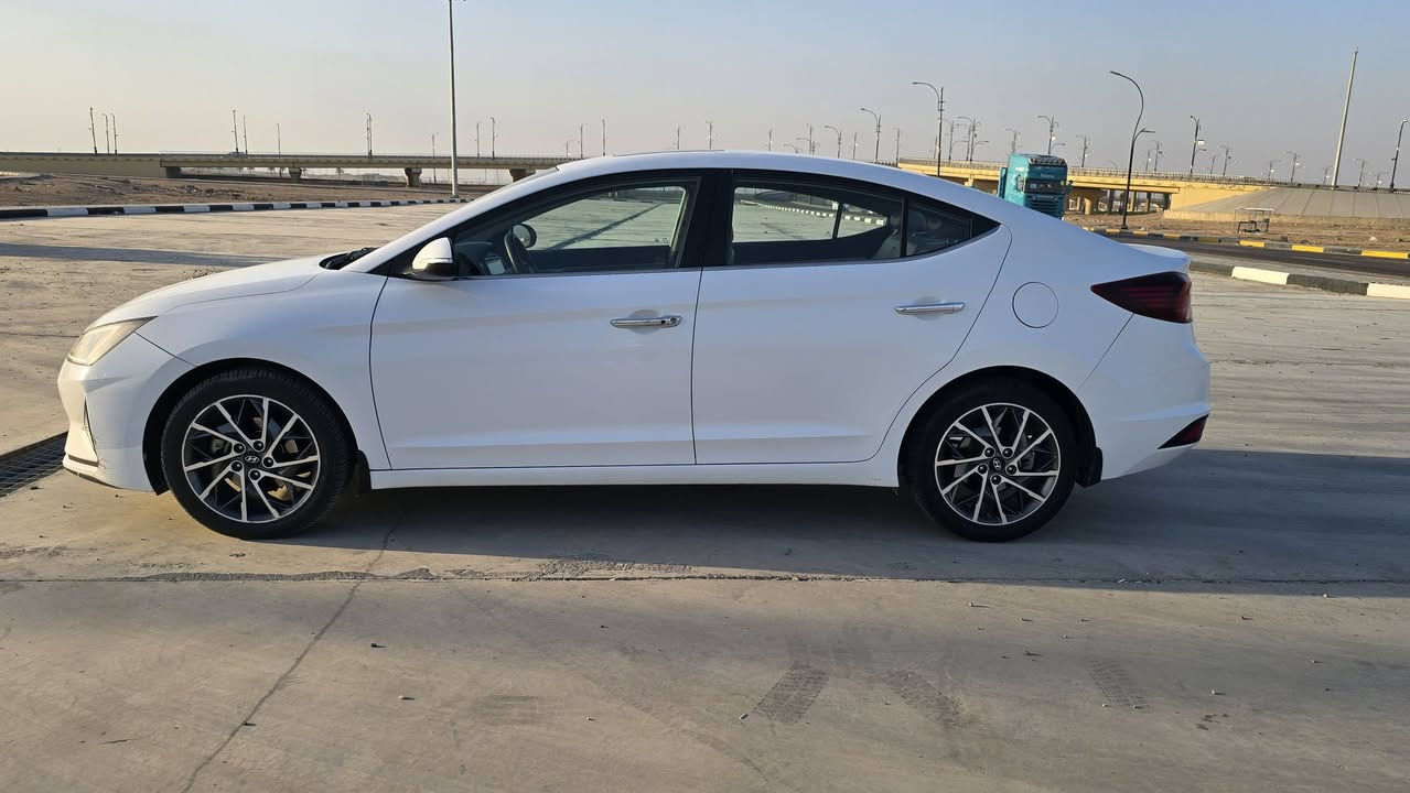 النترا 2020  وارد خليجي مكفولة ماعدا بارد بلجاملق الأيمن  محرك 2000 دوش ماشيه 148000 فول مواصفات 
المواصفات :
فتحة سقف
تحكم ستيرن
ثلاث وضعيات قيادة Sport-ECO_Normal 
كاميرا امامية وخلفية 
رادار امامي خلفي 
بصمة تشغيل
اشارة ترحيب 
بصمة ابواب 
تبريد قطعتين
لايت لد
كشنات جلد 
للتواصل ***********
