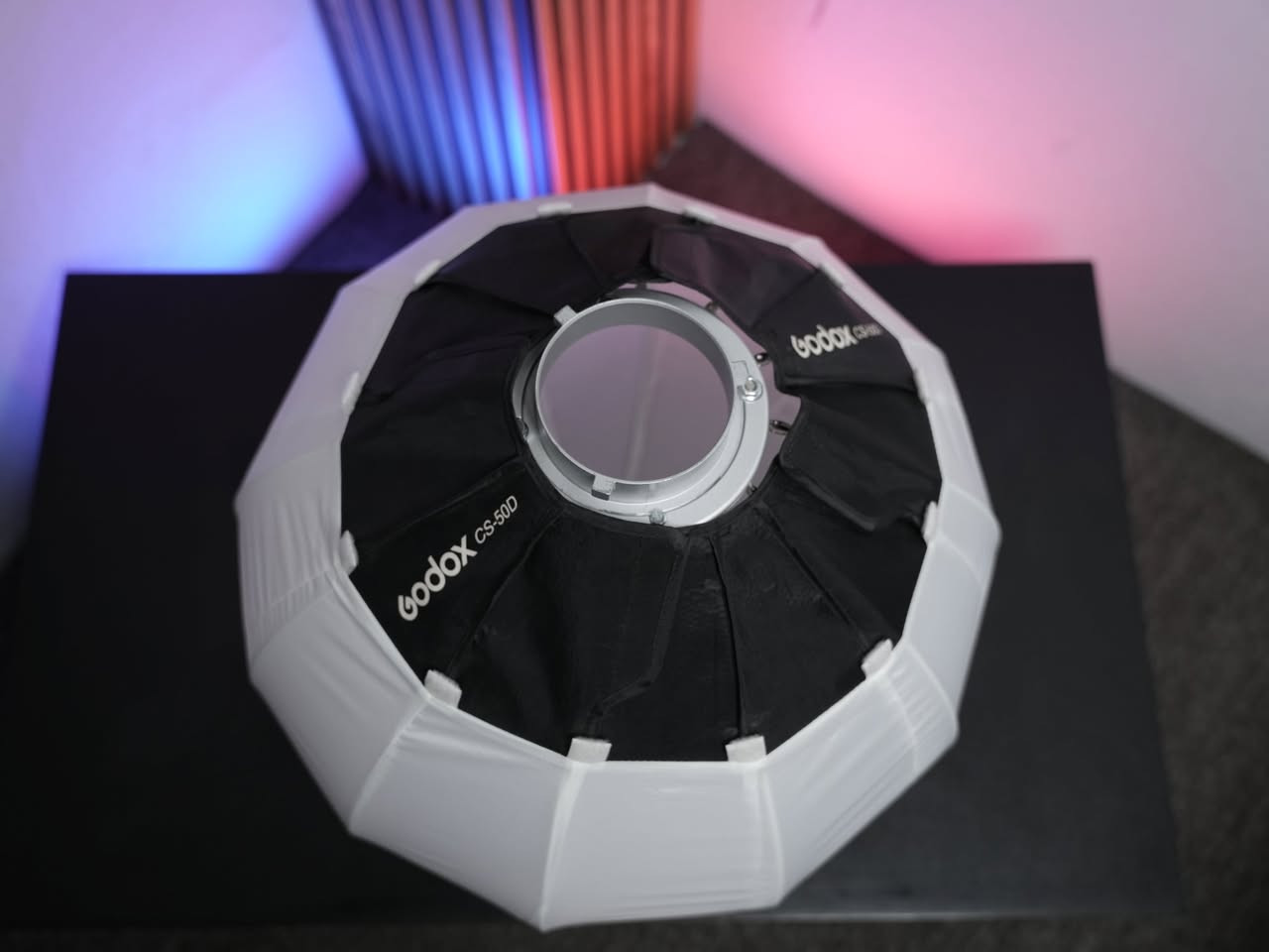 مشتت إضاءة كروي Godox CS-50D Lantern (Bowens Mount) - كالجيد تماماً

التفاصيل:
للبيع سوفت بوكس كروي (Lantern) من شركة Godox العالمية، الموديل CS-50D. إذا كنت تبحث عن إضاءة احترافية وناعمة تغطي المكان بالكامل بدون ظلال حادة، فهذا هو الخيار الأفضل.

توزيع إضاءة 360 درجة: يمنحك إضاءة طبيعية تشبه إضاءة الغرفة الاحترافية.

تركيب سريع: يفتح ويغلق بسهولة كبيرة (مثل المظلة).

توافق عالي: يركب على أي كشاف يدعم "Bowens Mount" (مثل سلسلة SL أو VL من Godox).

الحالة: (اذكر الحالة هنا، مثلاً: "نظيف جداً، استخدام قليل، مع حقيبة الحمل الأصلية"). كالار, السليمانية


**إذا كنت صاحب هذا الإعلان وتريد حذفه لأي سبب، رجاءا أرسل رسالة إلى الدعم الفني**