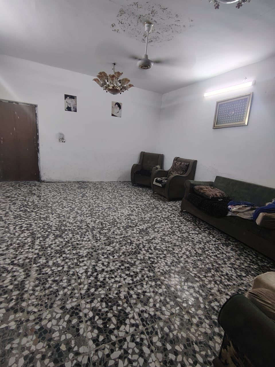 السلام عليكم بيت مساحة ٢٠٠ متر مسلح طابوك كاشي يحتوي عل ٢ غرف نوم و مطبخ جبير و استقبال كراج جبير حديقة أب ضهر أسواق أبو امير سند اصفر السعر ٧٠ أو بي مجال اشراي  ***********
