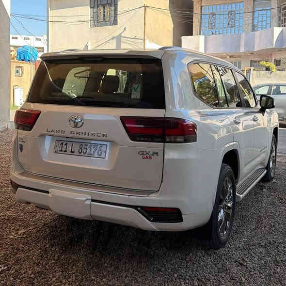 السلام عليكم للبيع او المراوس 

لاندكروز 2023 تون توربو ضمان شركة ساز 

العداد 54 الف كم

المواصفات فول 1/1

فتحة سقف

 حساسات 360

داخل جلد كريمي 

7 راكب 

شاشة vx

فور ويل 

ويل كب كروم

شاشات خلفية اصلية

هيد فونات 

هوك سحب خلفي 

محرك 3500 تون توربو 

وباقي المواصفات المعروفة

رقم بغداد وبأسمي تحويل ثاني يوم

السعر 685$ وبي مجال للجاد بالشراء

مكان السيارة بغداد 

*********** بغداد
