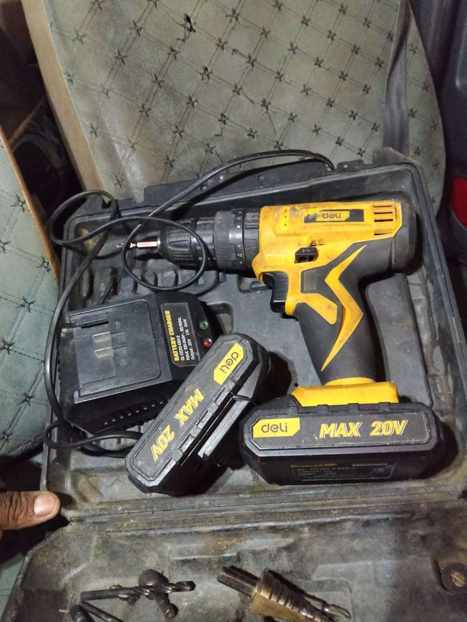 سلام عليكم دريل شحن البيع العنوان بغداد زيونة سعر 60 بطاريات العديد 2 شاحنا ***********
