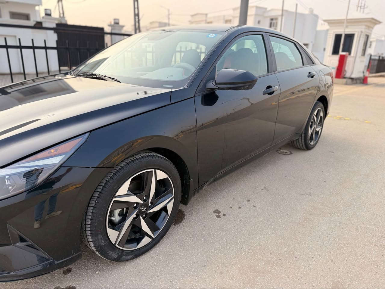 السلام عليكم النترا 2023 للبيع وارد امريكي رقم معوقين أنطيك وكالة عامه فول موصفات عدا الفتحة 
1-قيادة ذاتية 
2-رادارات جانبية 
3-نقطة عمياء 
4-بصمه ابواب 
5-بصمه جنطه 
وبعد اكثر موصفات بيها 
السعر المطلوب 138 بيها مجال 
مكان السيارة الديوانية 
رقم الهاتف 
*********** Singapore
