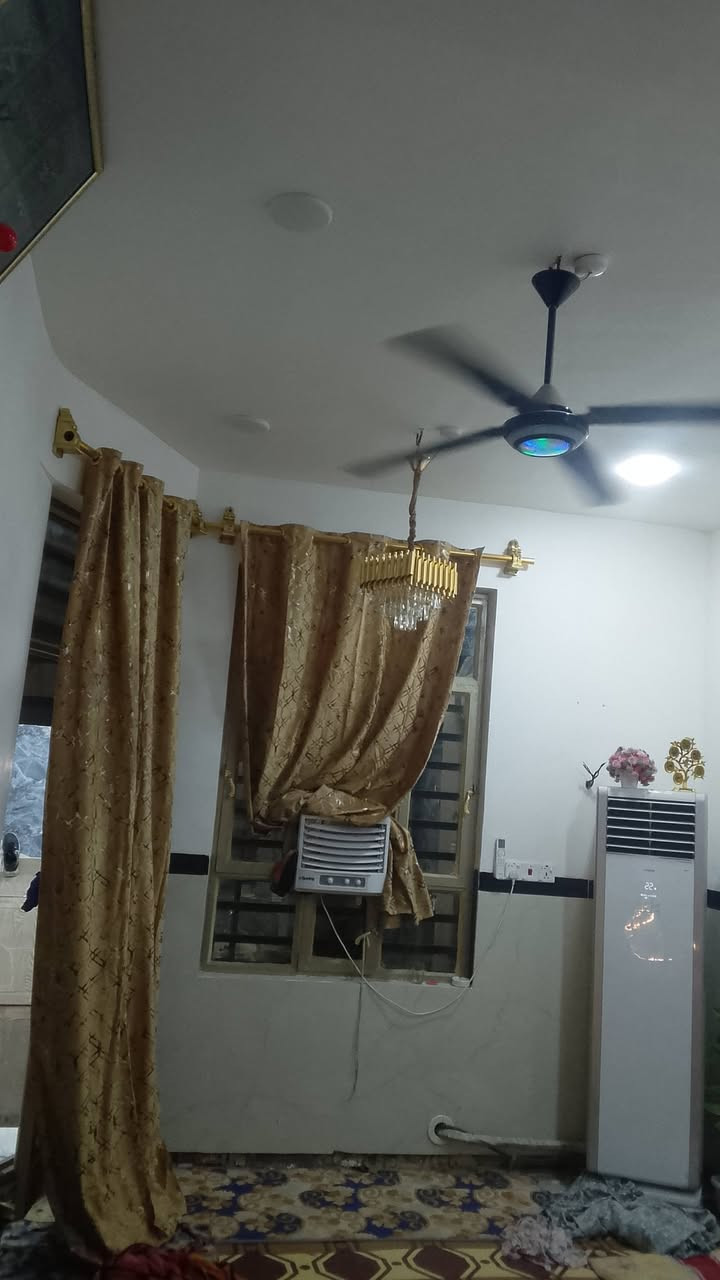 السلام عليكم عندي بيت البيع محموديه احي المرتضى قرب مدرسه سهل الخضر ماء مجاري كهرباء 100متر غرفه صاله ستقبال مطبخ وصحيات داخليه وخارجيه الستفسار ***********
