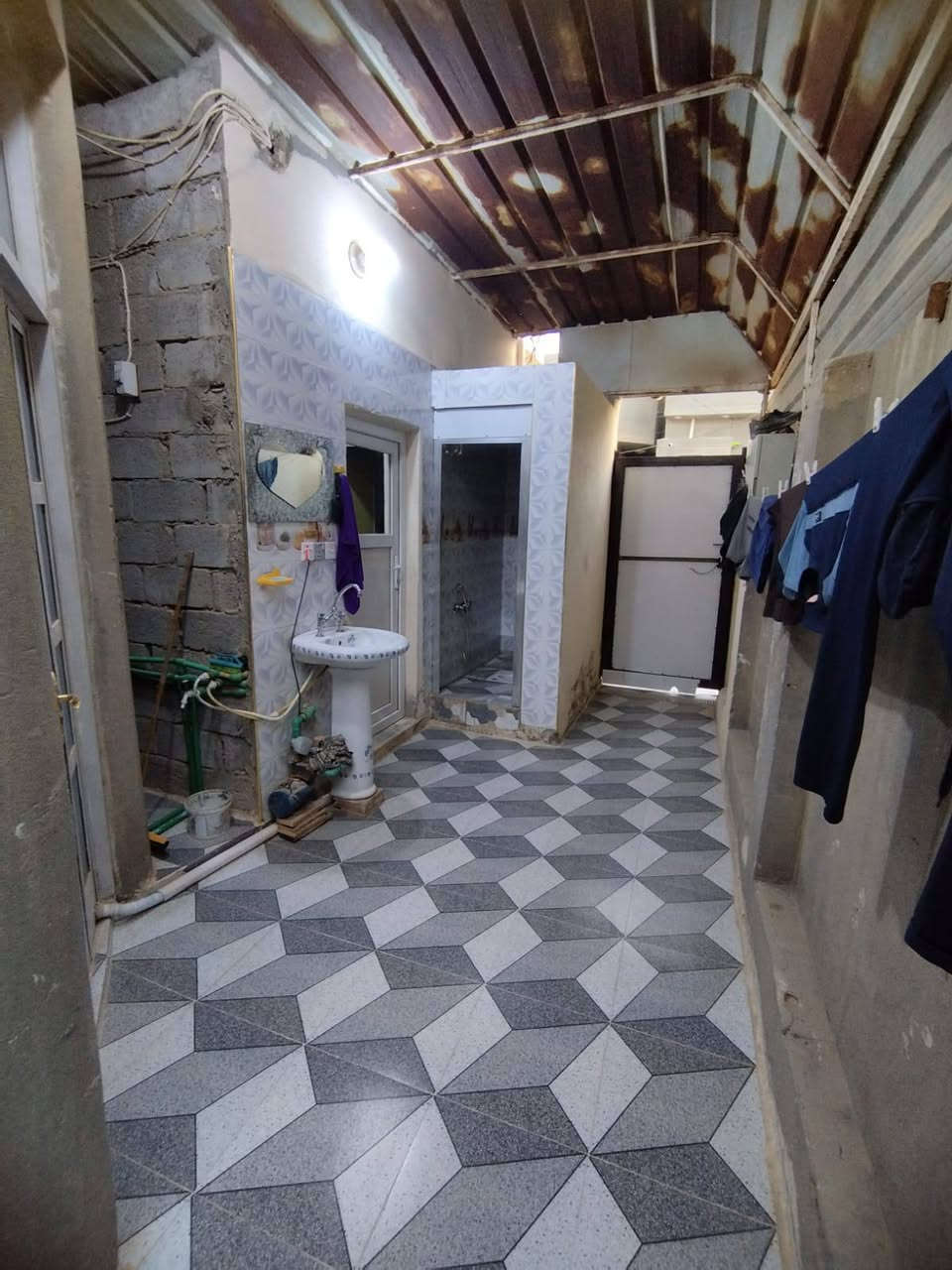السلام عليكم
بيع مستعجل 🔥🔥🔥
بيت لبيع حي الصدر الثاني 

المساحة 100م. 5×20

طابو صرف...  

غرفتين مطبخ صاله استقبال صحيات داخليه وخارجيه 

غرفه فوك وصاله وسطح وبيه محل البيت جاهز  مدرسه بل باب سبيس متهل لتبليط الشوارع قريب على شارع العام 

البيت متعوب عليه مابيه اي نقص 

واتساب ***********
