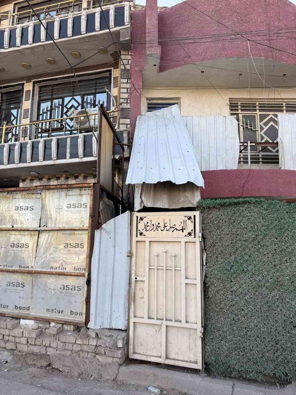 السلام عليكم 
شقه للايجار طابق اول معزوله 
تحتوي ع استقبال مطبخ غرفتين منام خدمات سطح 
حي الجوادين قريبه ع جسر الخطيب
ايجار ٣٥٠ الف 
للاستفسار ***********
