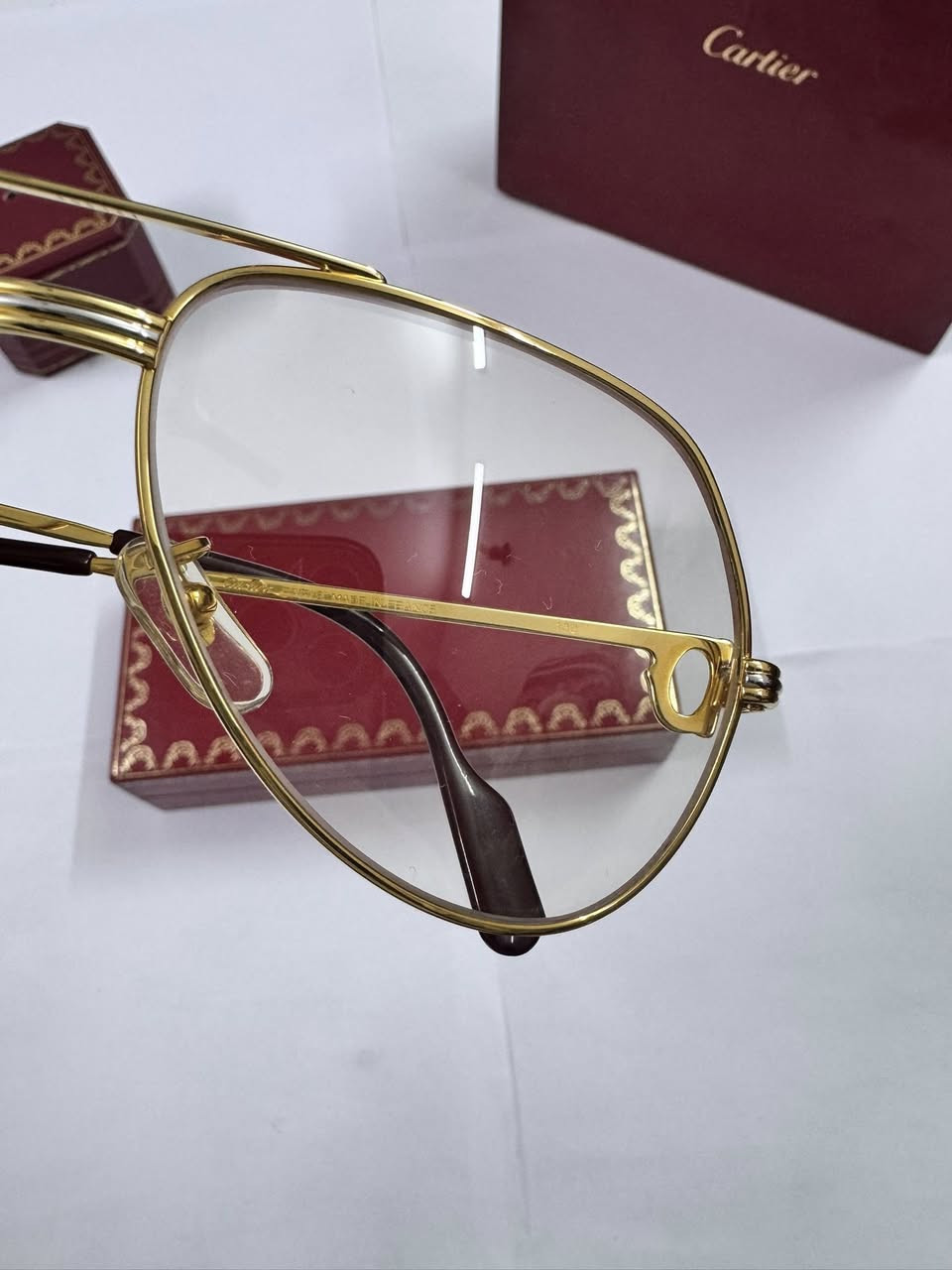 السلام عليكم 
نظارات كارتير فاندوم (Cartier Vendôme)
من دار الأزياء الفرنسية الشهيرة (Cartier)
فرنسي أصلي 
عدسات فوتو گري تتغير عند تعرضها لضوء الشمس
زجاج اصلية مختومة ختم حراري مخفي
قياس 56/14 ( القياس النادر)
النظارة نظيفة جداً استخدام قليل كالجديدة
مع العلبة الاصلية 
التواصل عالخاص


**إذا كنت صاحب هذا الإعلان وتريد حذفه لأي سبب، رجاءا أرسل رسالة إلى الدعم الفني**