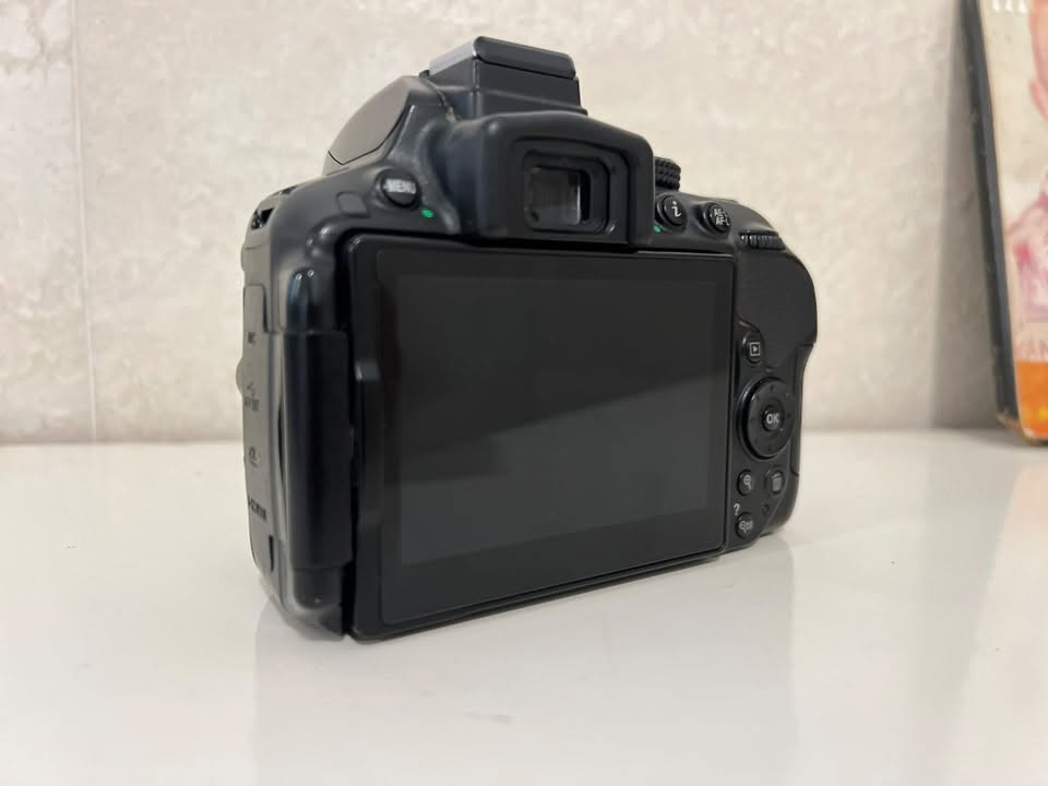 📸 كاميرا Nikon D5300 للبيع
• الحالة: 95٪
 • دقة 24.2 ميغابكسل
 • 39 نقطة فوكس
 • تصوير متواصل حتى 5 صور بالثانية
 • عدسة أصلية 18-55 (فتحة عدسة f/3.5–5.6)
 • حساسية ISO من 100 لحد 12800 (قابلة للتوسيع)
 • شاشة 3.2 إنج متحركة بدقة عالية
 • تصوير فيديو Full HD 1080p حتى 60 إطار بالثانية
 • بطارية أصلية + شاحنة أصلية
 • ويه جنطة أصلية
 • ✅ تدعم Wi-Fi + GPS

✔️ مناسبة للهواة والمحترفين
📍 يوجد توصيل لجميع محافظات العراق 
💰 السعر: [400] وقابل للتفاوض 

📞 للاستفسار:*********** (واتساب  فقط ✅ )
