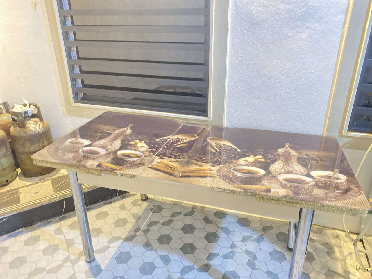 السلام عليكم اخوتي خواتي ميز للبيع + طباخ للبيع
الملاحظات / الميز الرجل اليمين مفصولة فقط ينرادلها شد 
الميز بدون كراسي شي مرتب 
ادفع سعر عجبني ابيعك تريد ابيعك ثنينهم تريد كل واحد بعد


**إذا كنت صاحب هذا الإعلان وتريد حذفه لأي سبب، رجاءا أرسل رسالة إلى الدعم الفني**