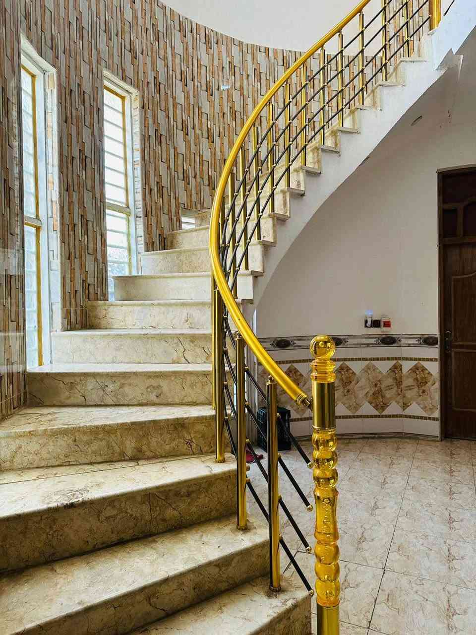بيت للبيع مساحه ٢٠٠ نهاوند شارع عشرين طابقين سعر ٢٦٠ مليون وبي مجال تصال على هاذه رقم ***********
